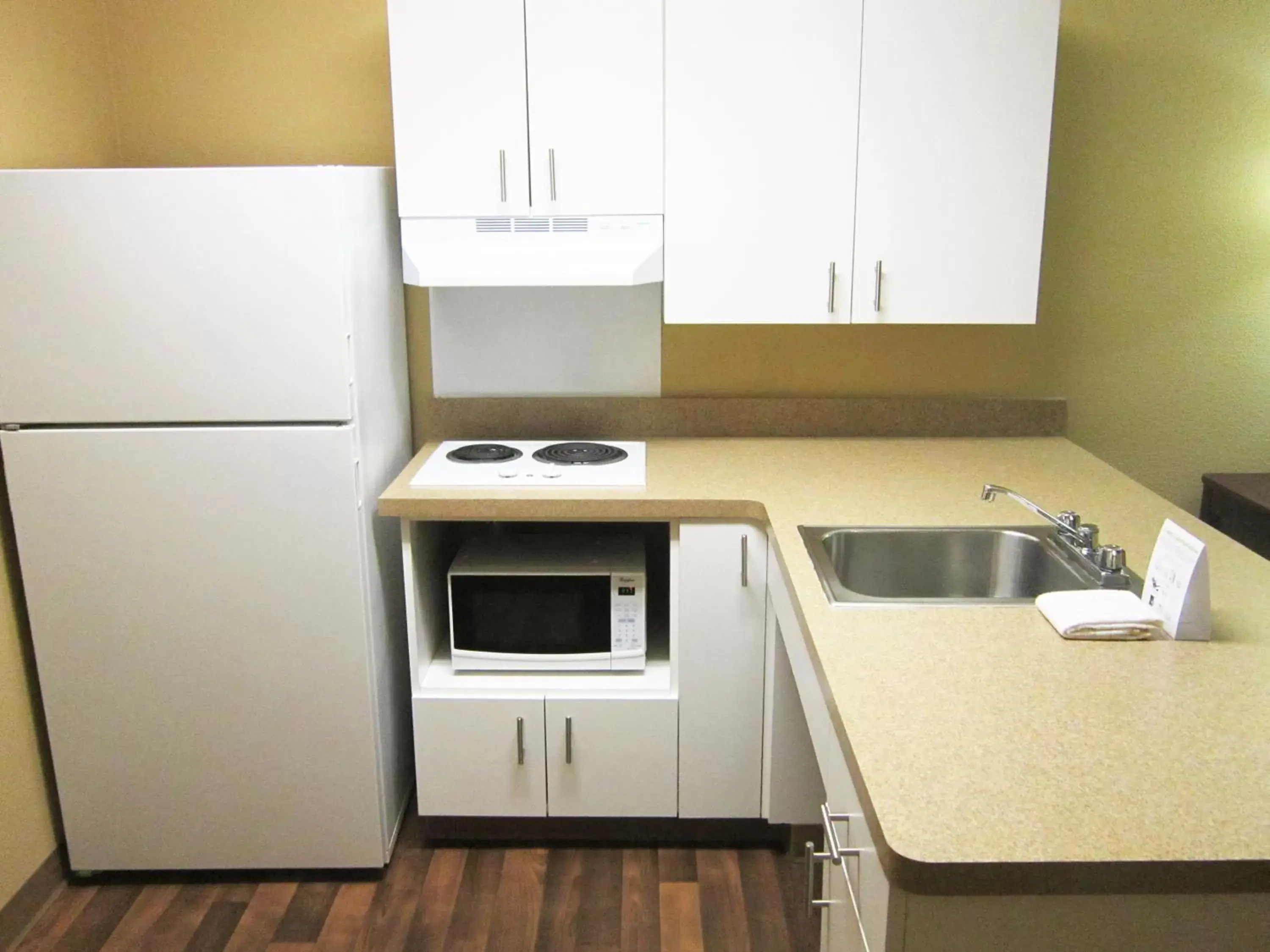 Kitchen or kitchenette, Kitchen/Kitchenette in Extended Stay America Suites - Providence - Warwick