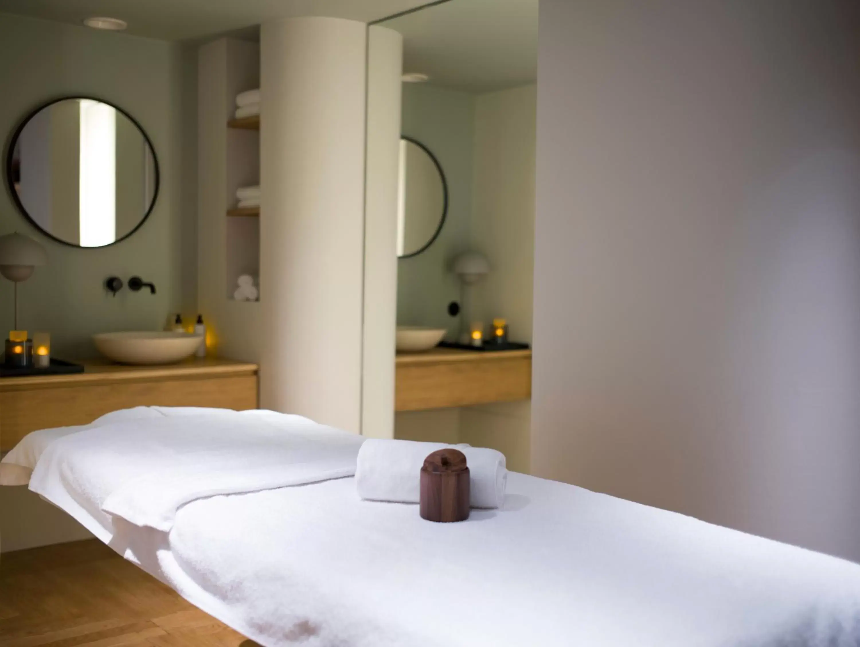 Massage, Bed in Hôtel National Des Arts et Métiers