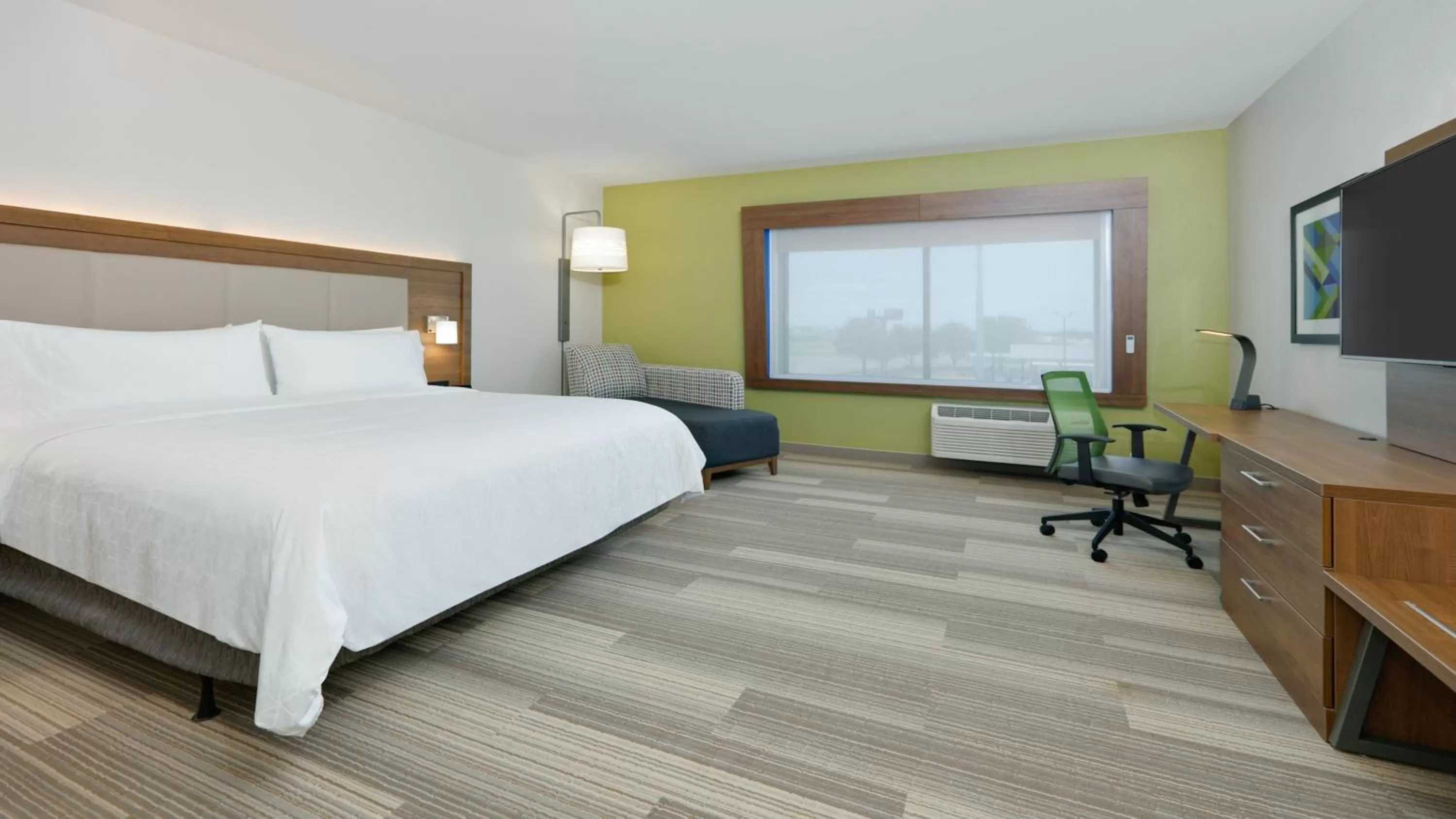 Photo of the whole room, Bed in Holiday Inn Express & Suites Oklahoma City West-Yukon by IHG