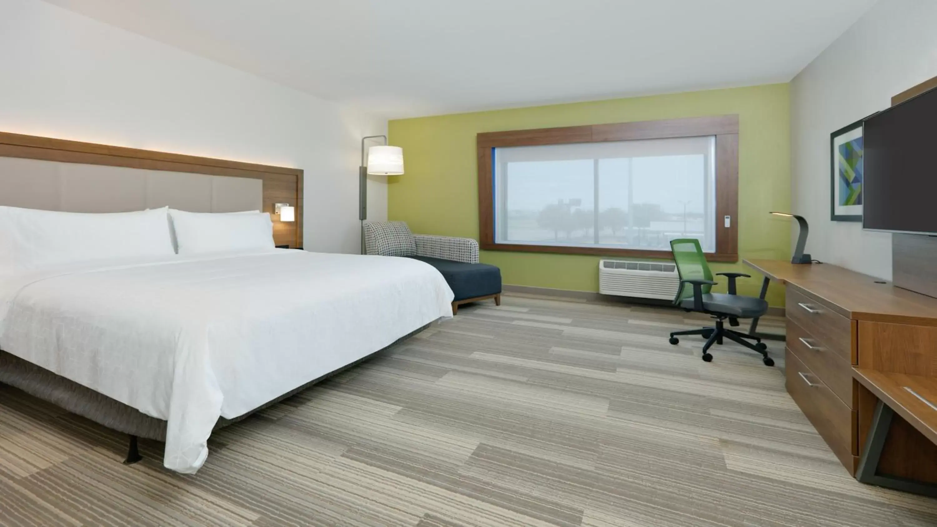 Photo of the whole room, Bed in Holiday Inn Express Hotel & Suites Oklahoma City-West Yukon, an IHG Hotel
