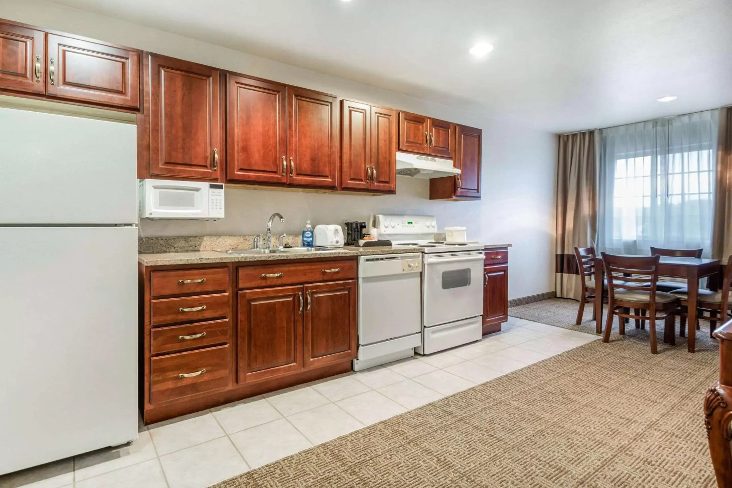 Bedroom, Kitchen/Kitchenette in Comfort Suites at Par 4 Resort