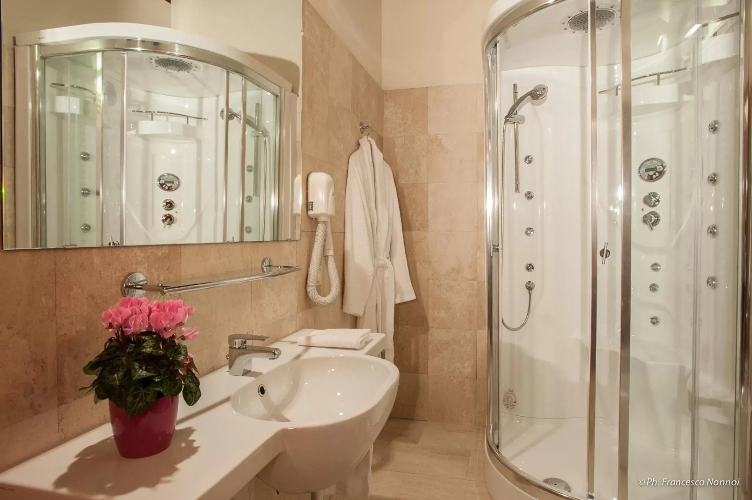 Shower, Bathroom in Hotel Flora