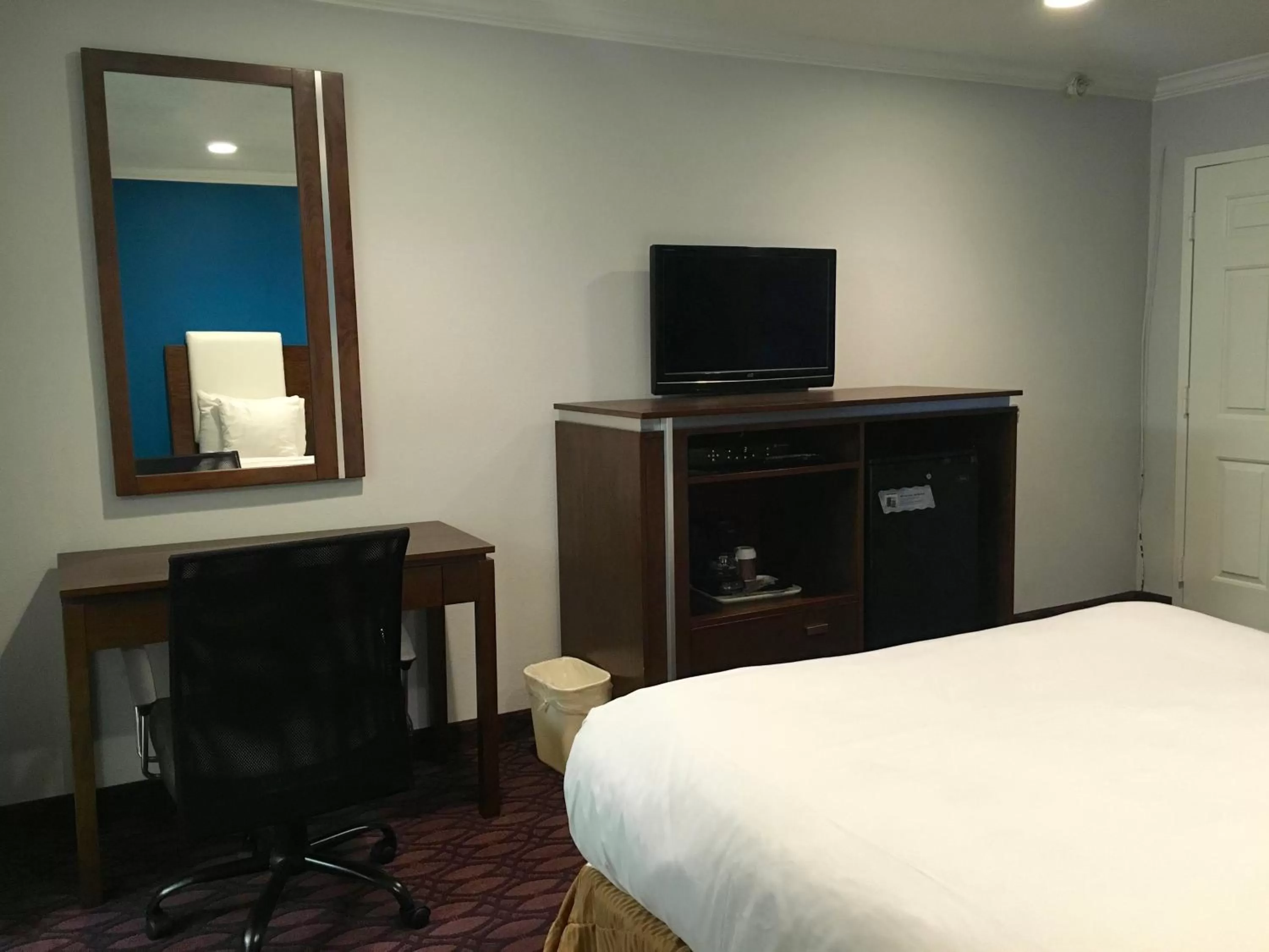 Bed in Hotel Pacific, Manhattan Beach