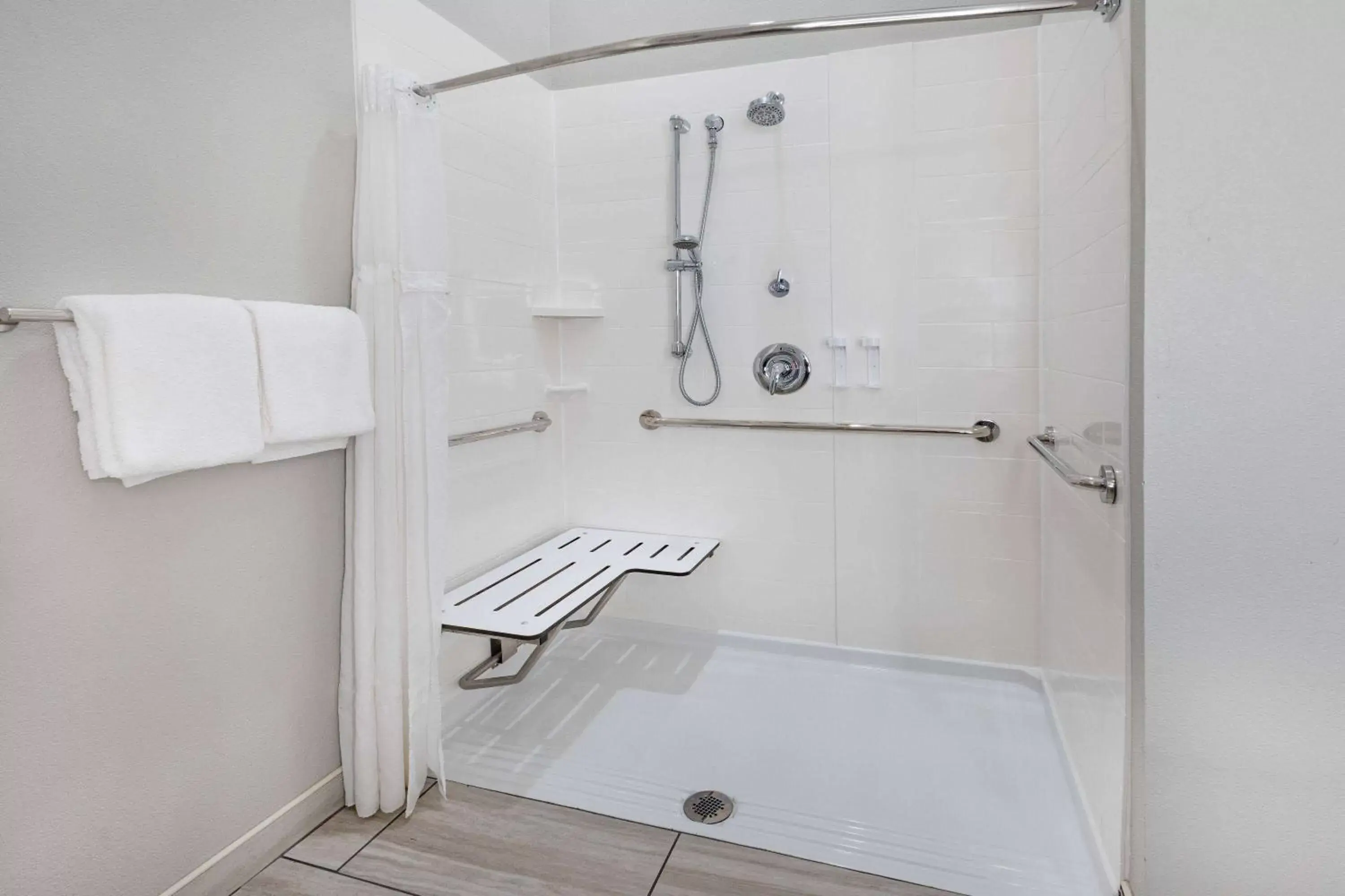 Shower, Bathroom in La Quinta Inn & Suites by Wyndham Jackson-Cape Girardeau