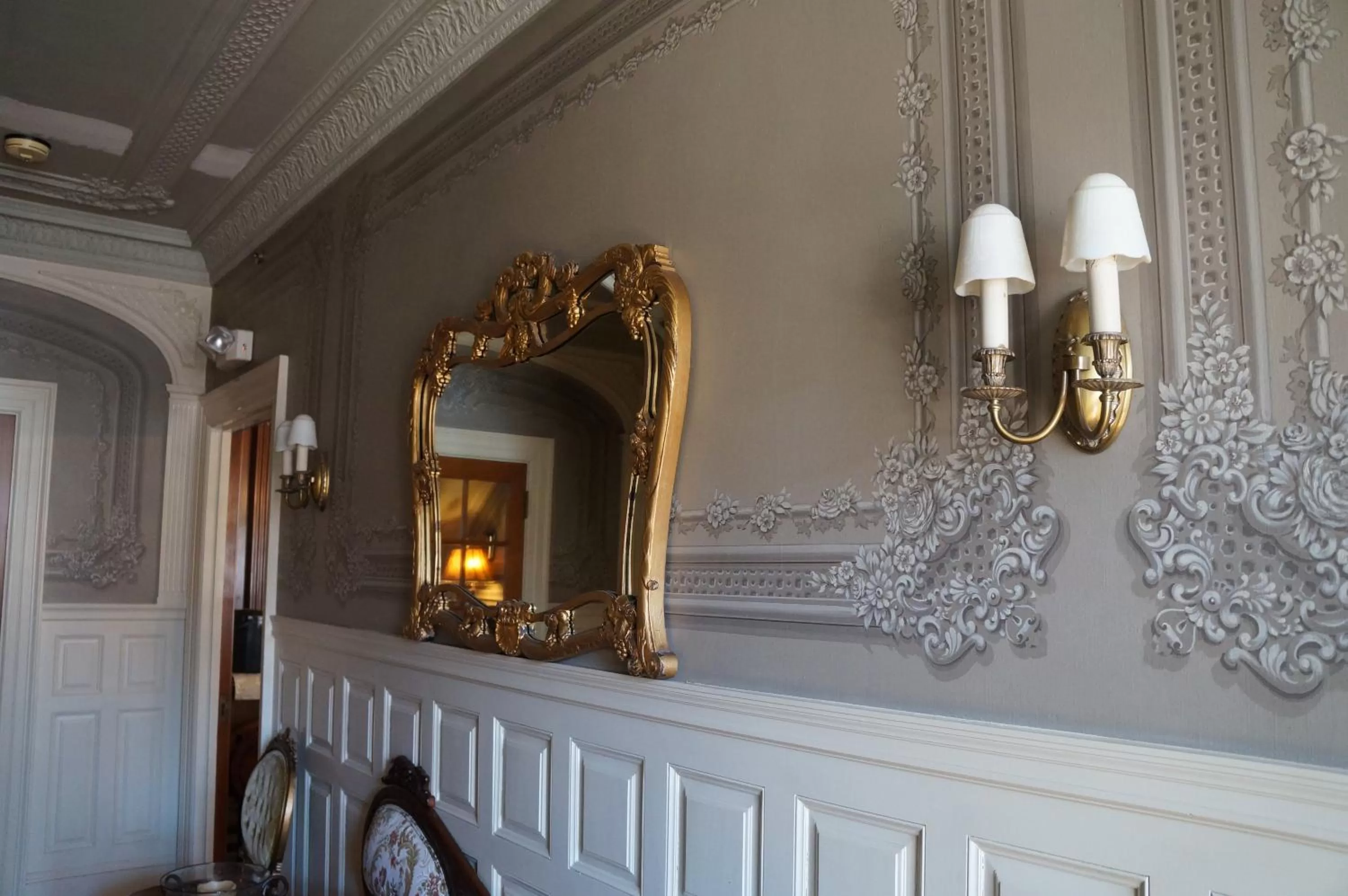 Decorative detail in Silver Fountain Inn