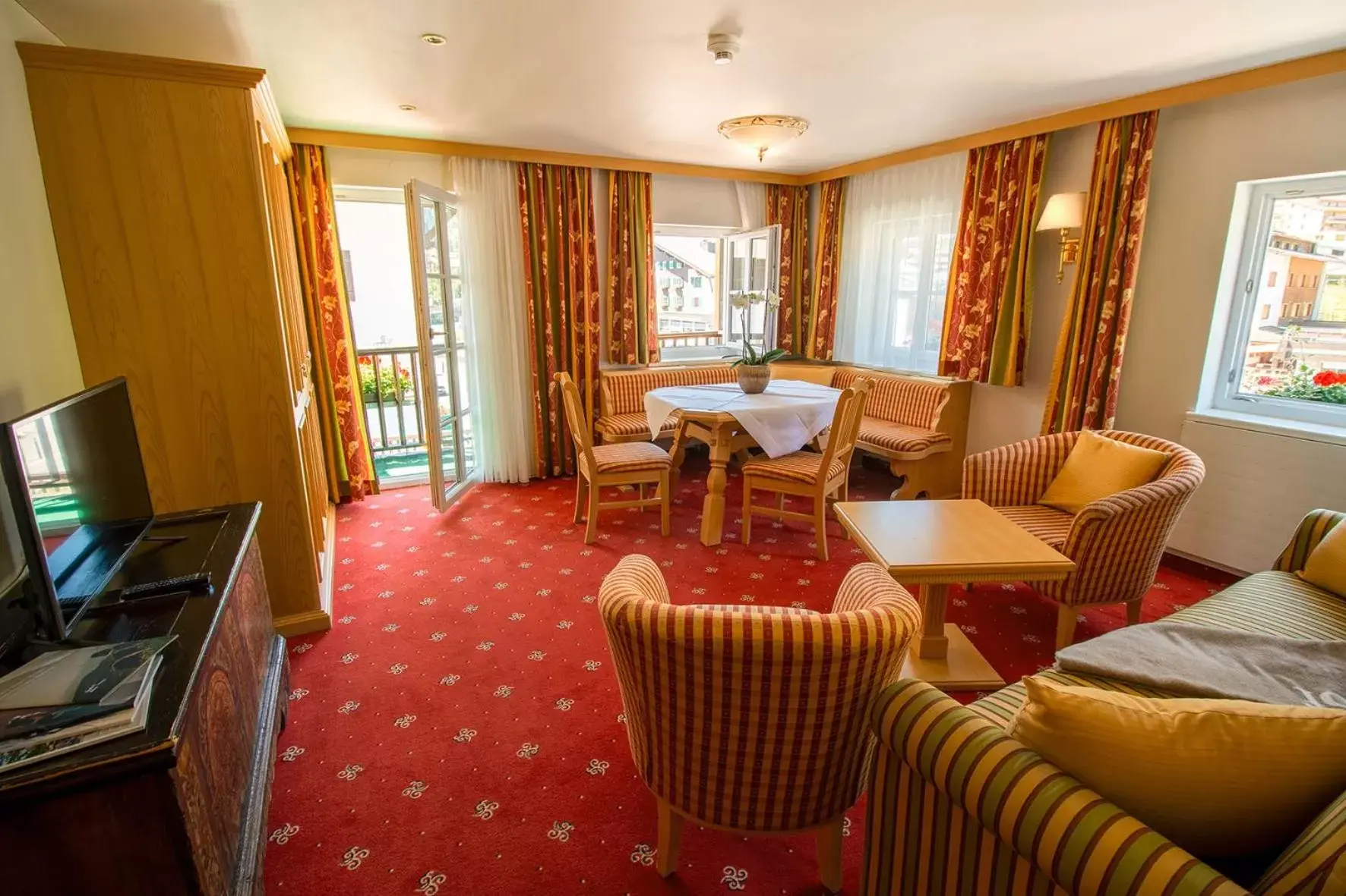 Photo of the whole room, Seating Area in Hotel Tannbergerhof im Zentrum von Lech