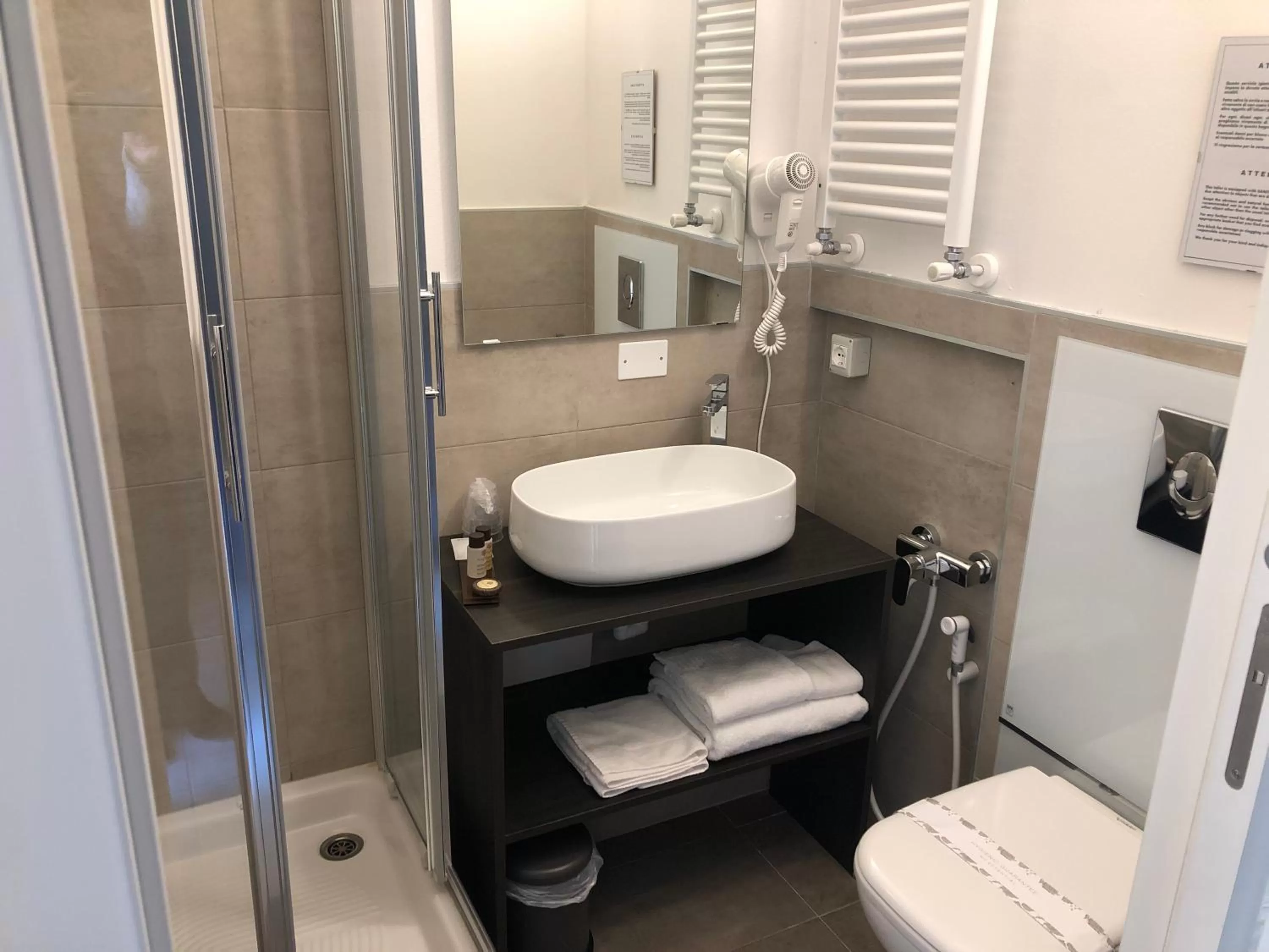 Shower in B&B Fablas