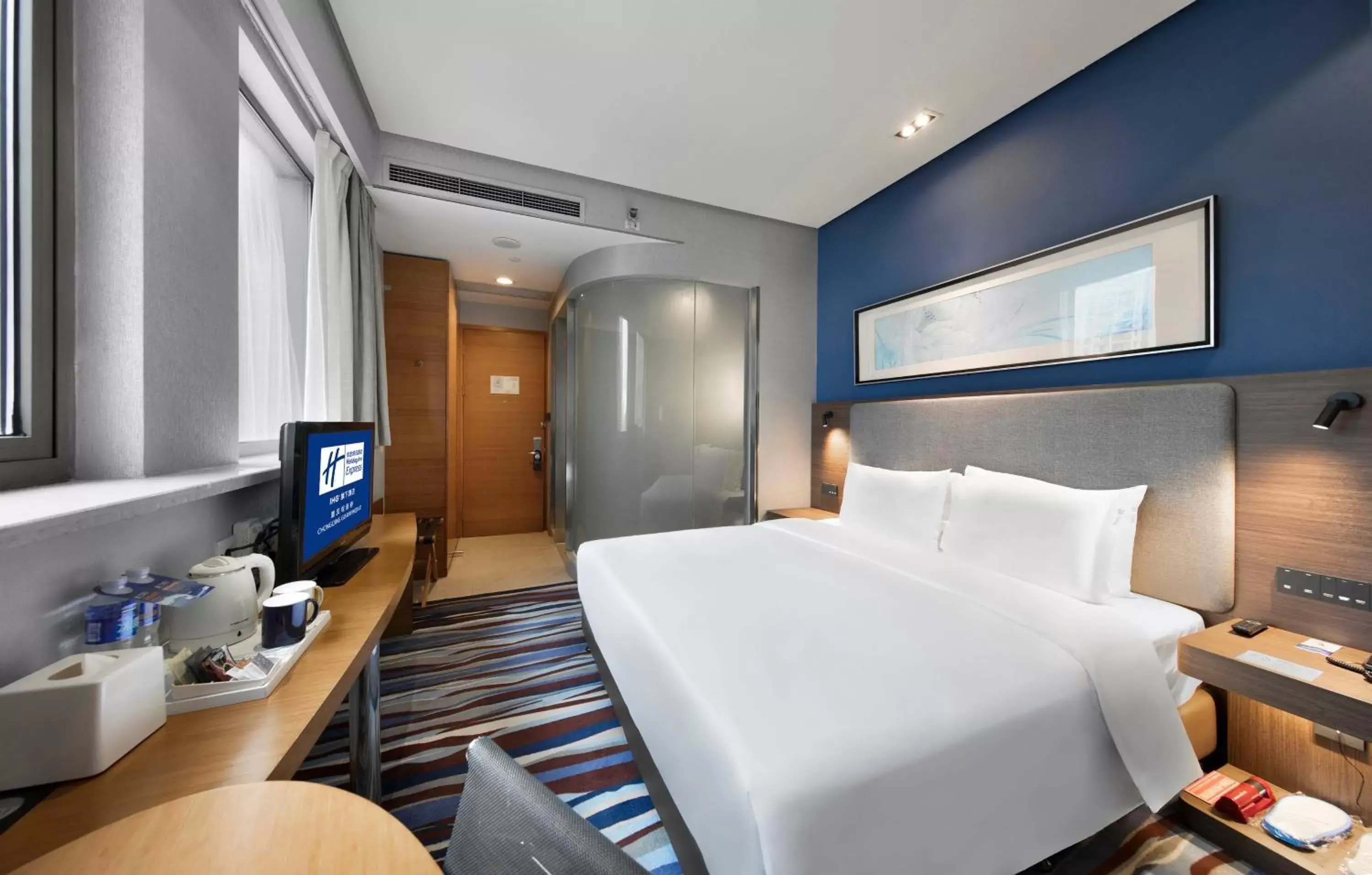 Photo of the whole room, Bed in Holiday Inn Express Chongqing Guanyinqiao , an IHG Hotel