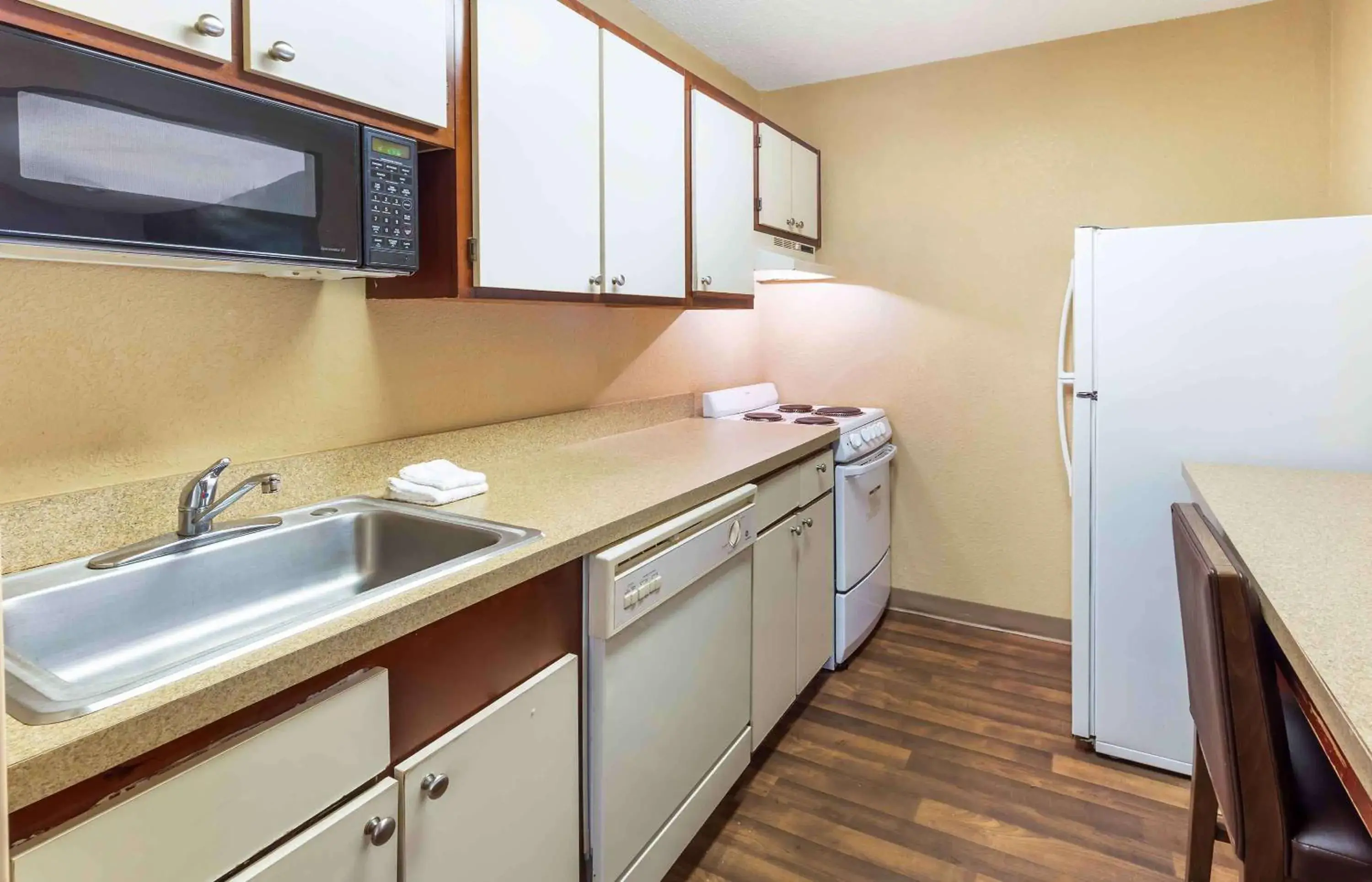 Bedroom, Kitchen/Kitchenette in Extended Stay America Suites - Raleigh - Cary - Regency Parkway South