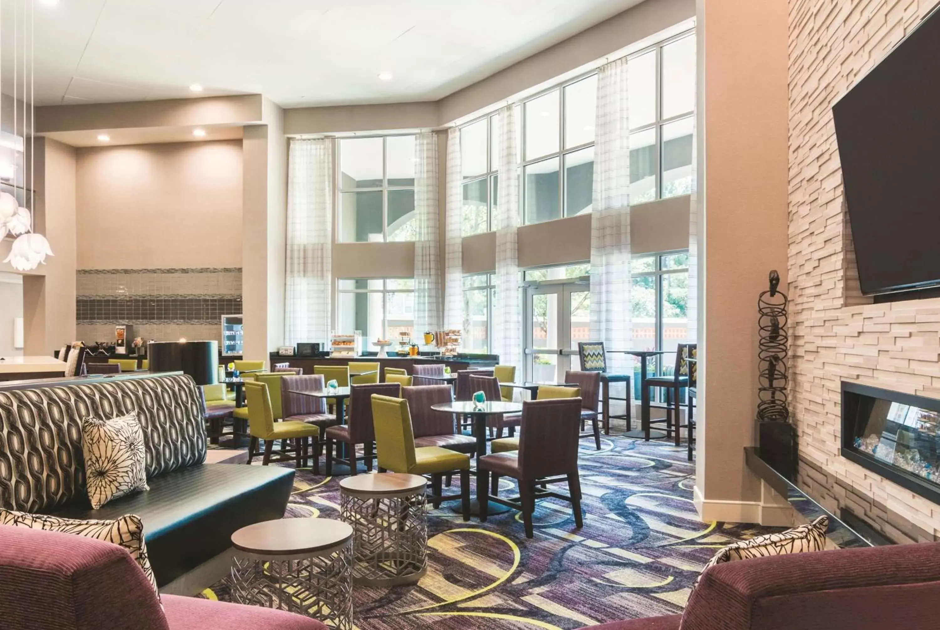 Lobby or reception, Restaurant/Places to Eat in La Quinta by Wyndham Atlanta Perimeter Medical