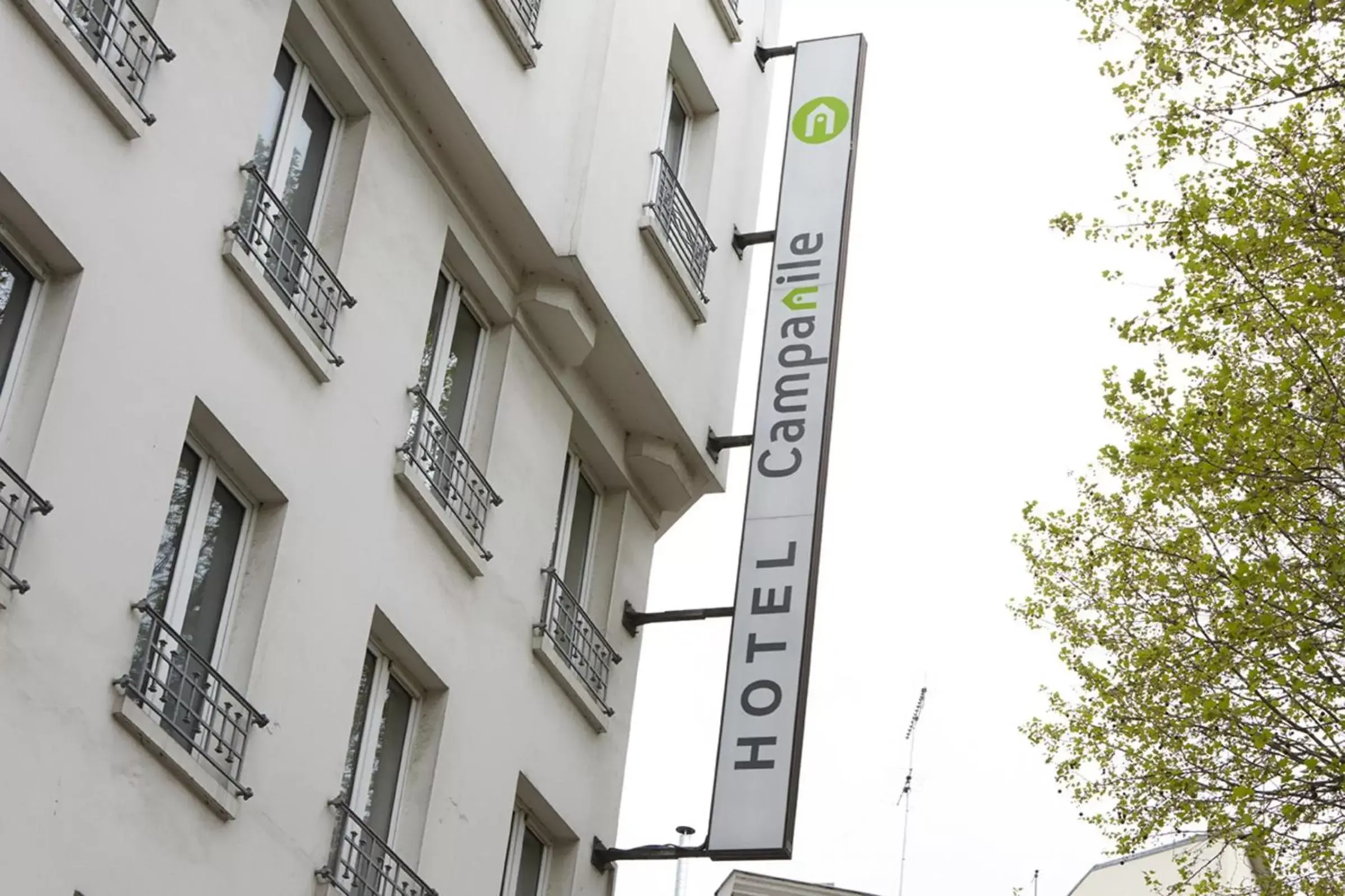 Property building, Facade/Entrance in Campanile Paris 14 - Maine Montparnasse