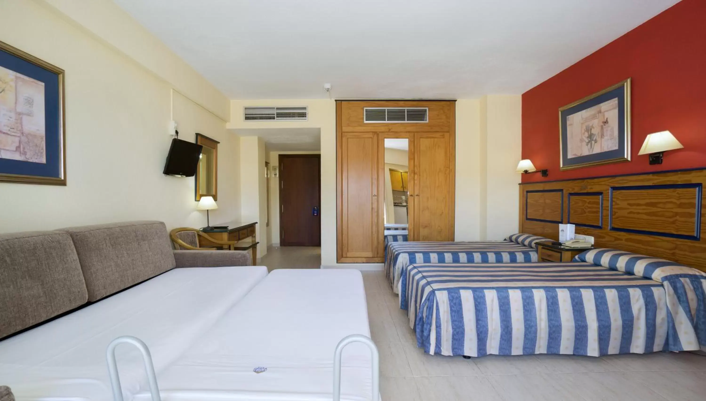 Bed in Hotel Apartamentos Pyr Fuengirola