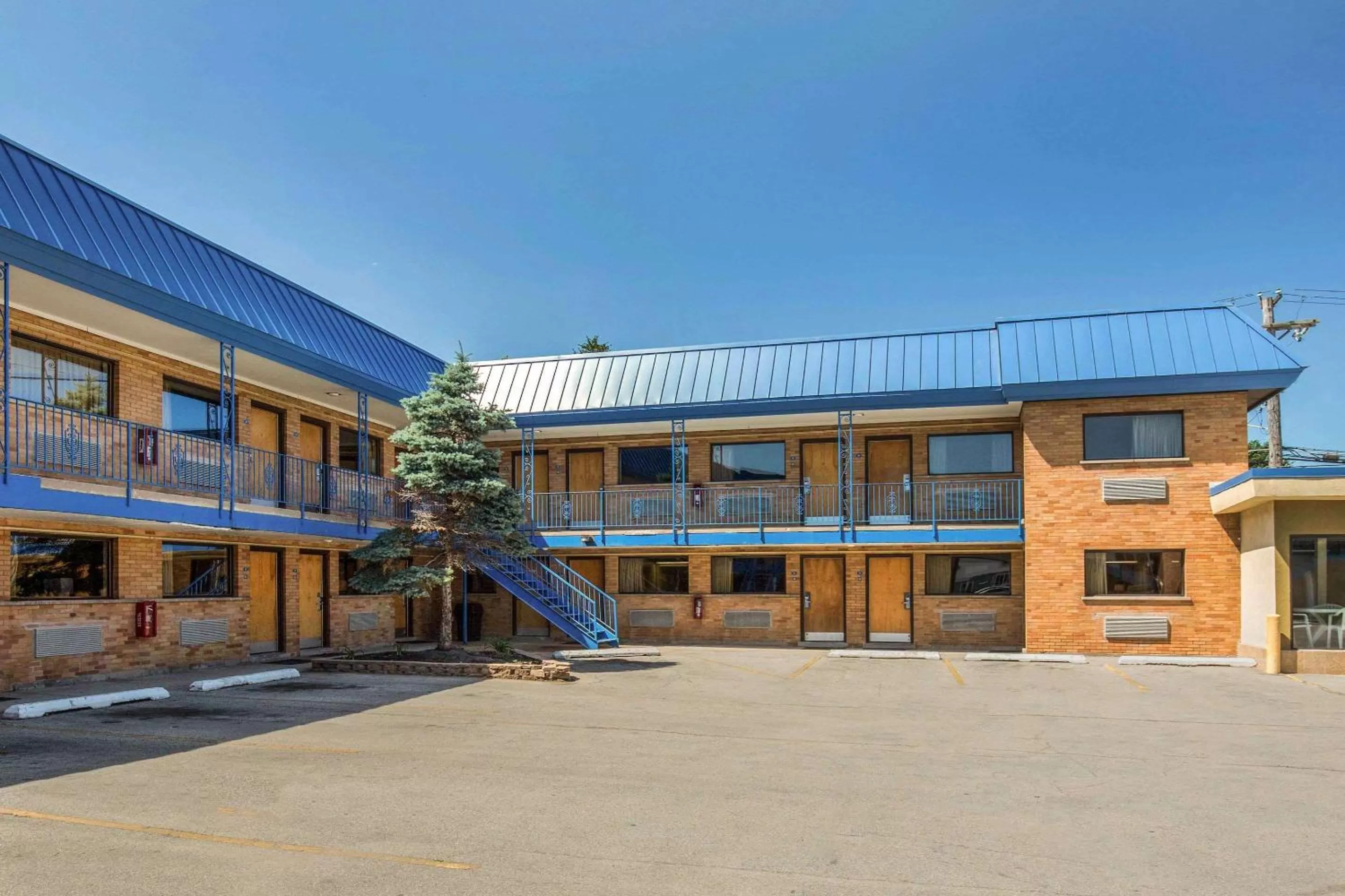 Property building in Rodeway Inn Lyons - La Grange