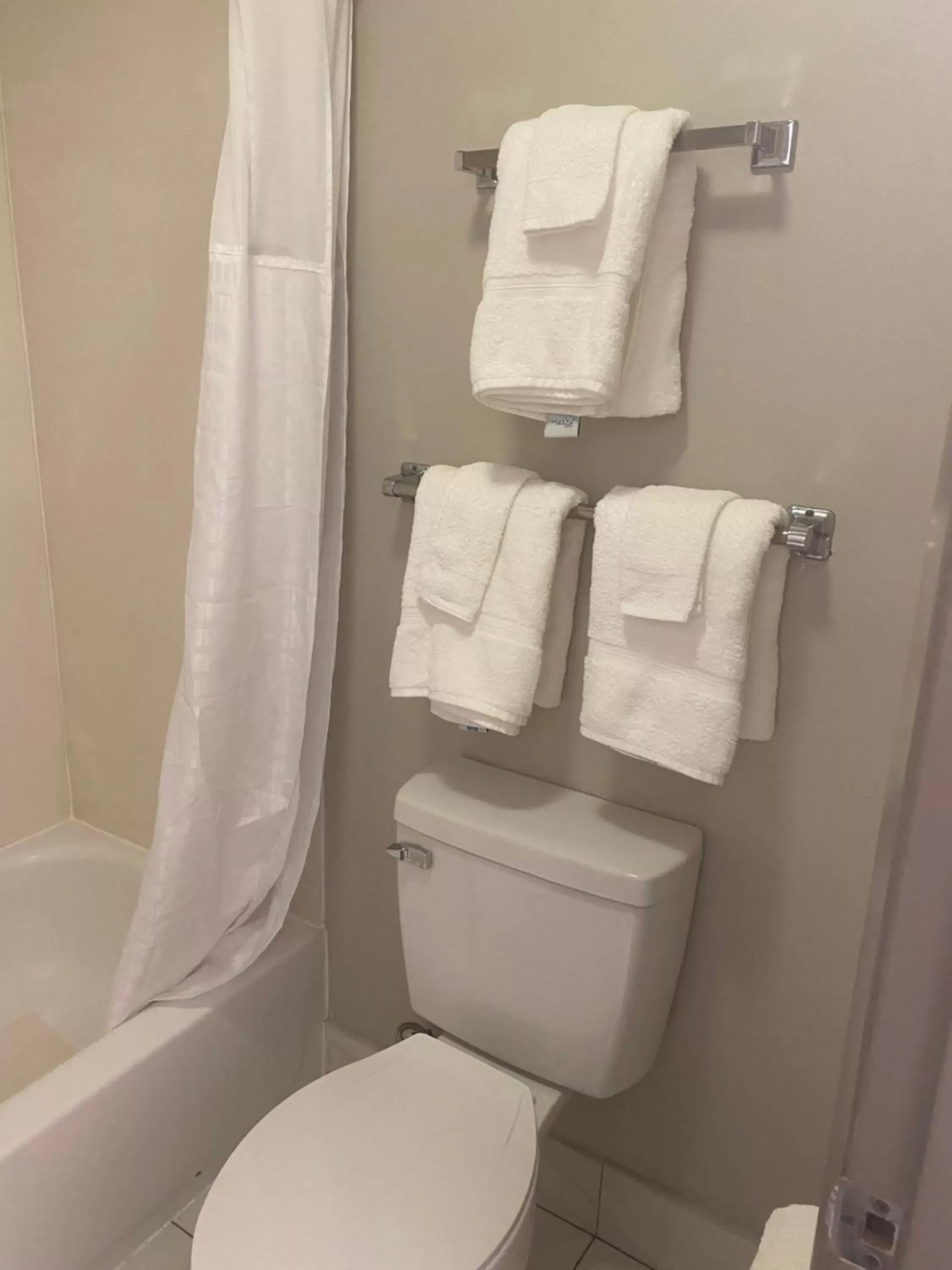 Queen Room with Two Queen Beds - Non-Smoking in Days Inn by Wyndham Lake City I-10 Queen Room with Two Queen Beds - Non-Smoking in Days Inn by Wyndham Lake City I-10