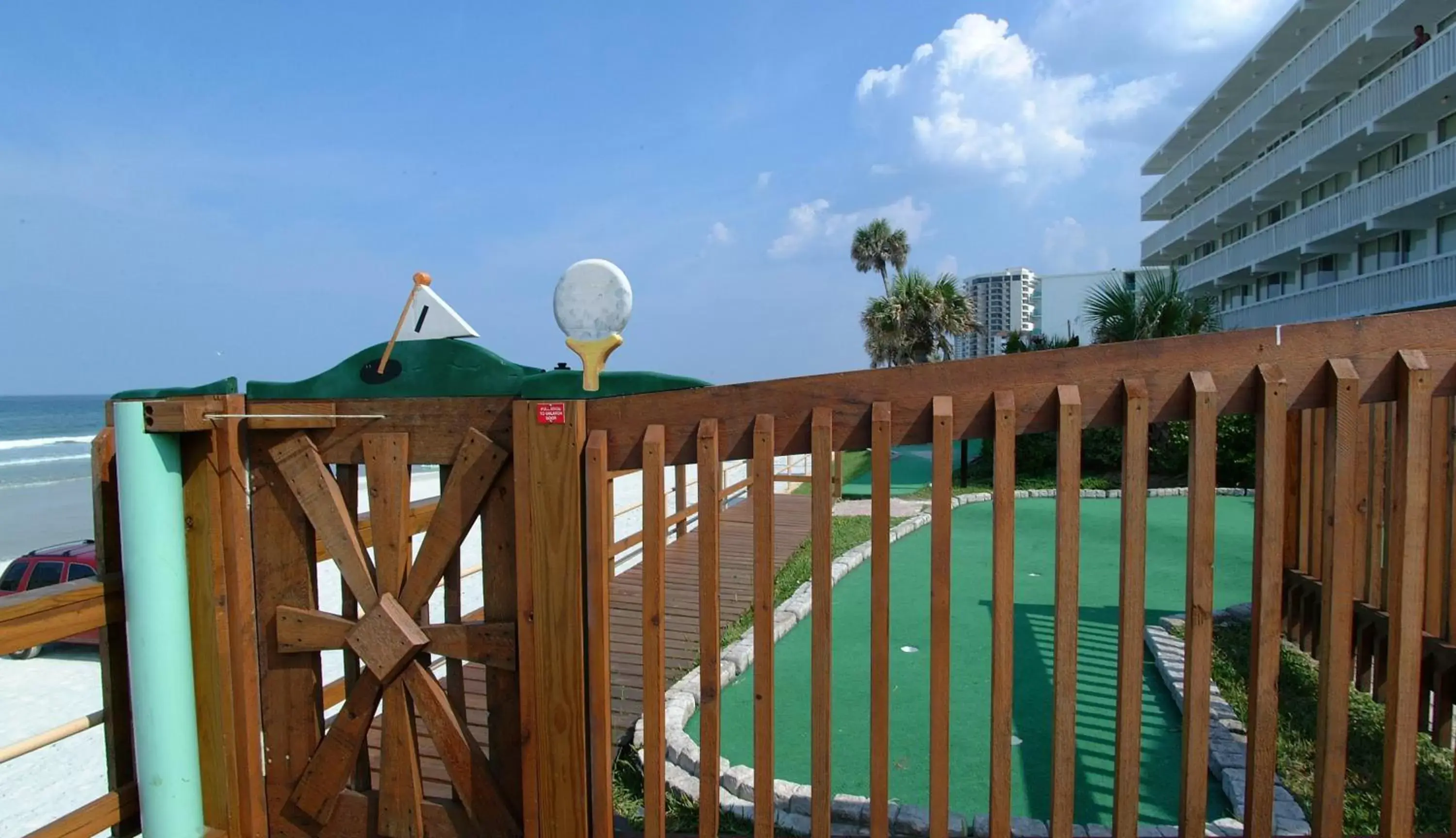 Minigolf, Balcony/Terrace in Daytona Beach Hawaiian Inn