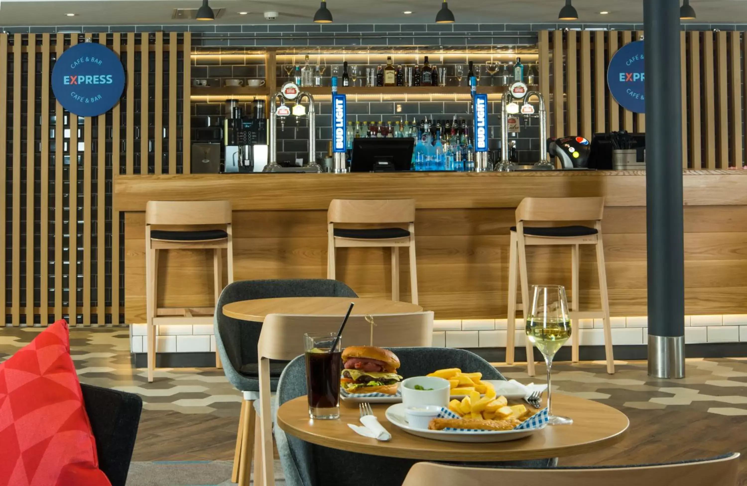 Lounge or bar in Holiday Inn Express Birmingham NEC, an IHG Hotel