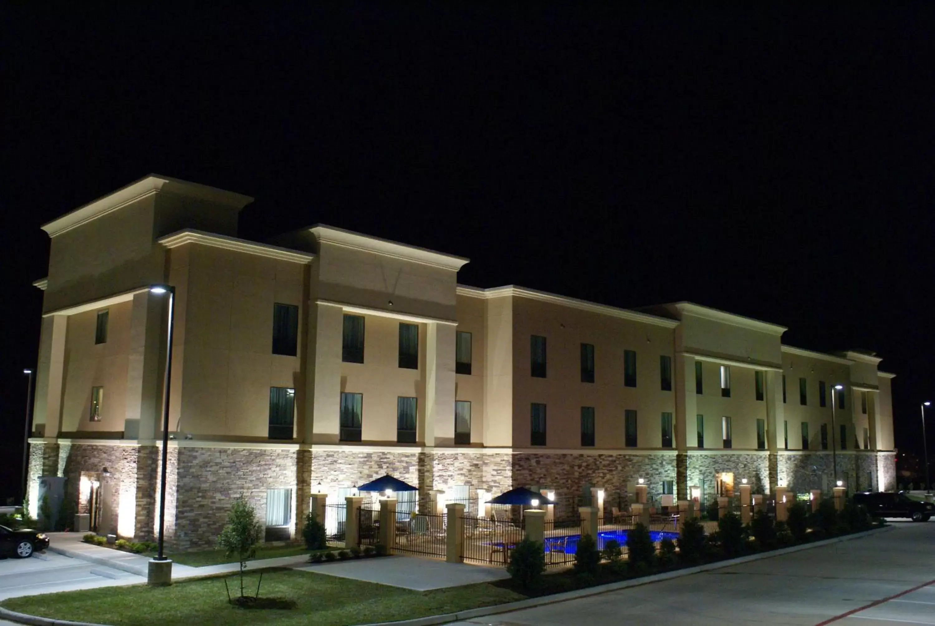 Property Building in Hampton Inn & Suites Center