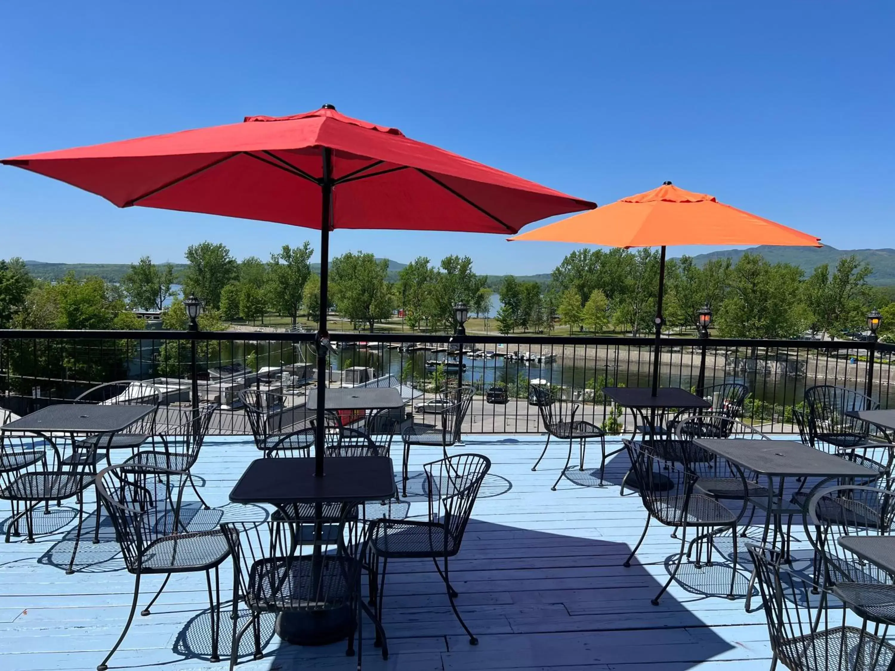 Balcony/Terrace, Restaurant/Places to Eat in Auberge du Grand Lac