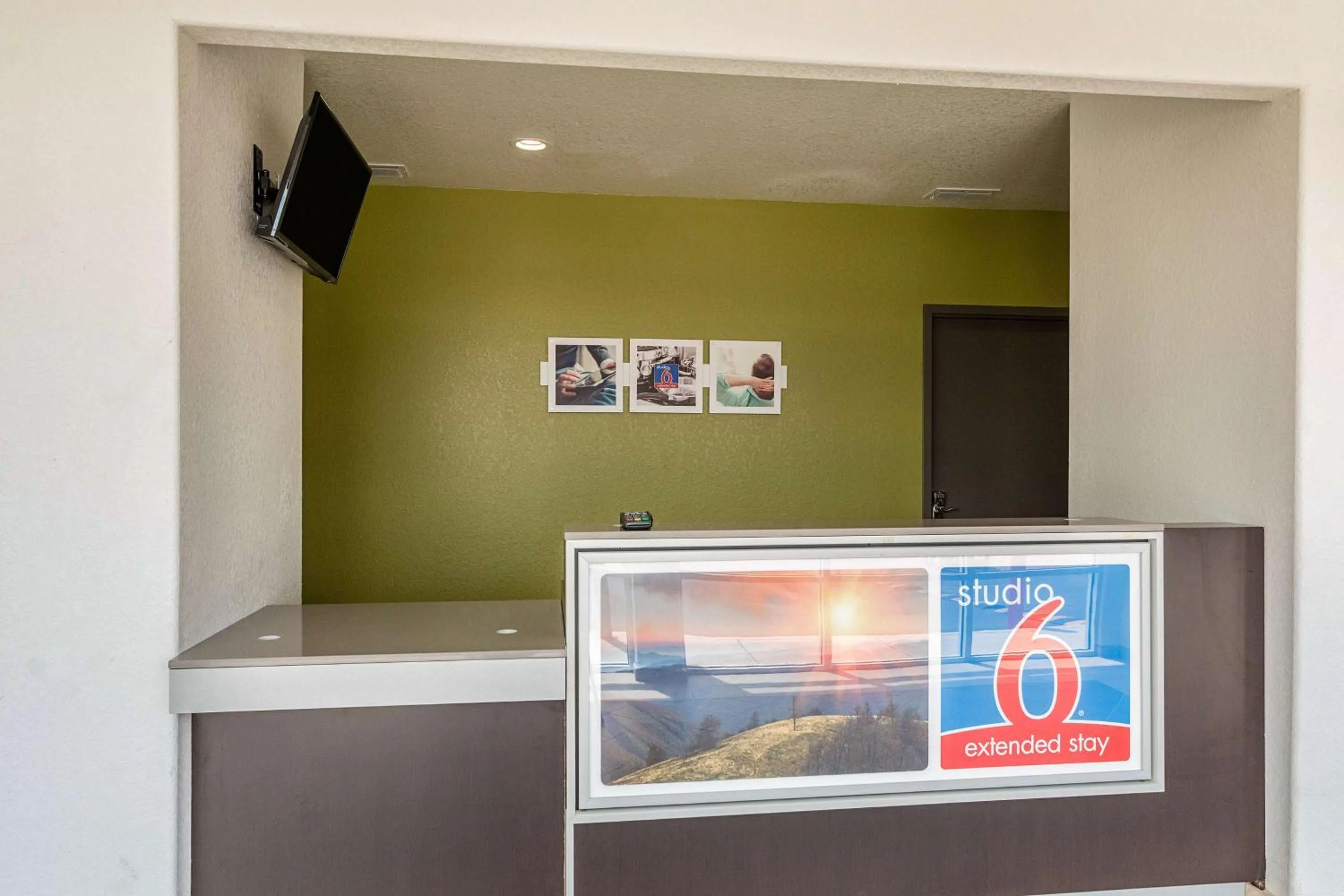 Property logo or sign in Studio 6 New Braunfels, Tx