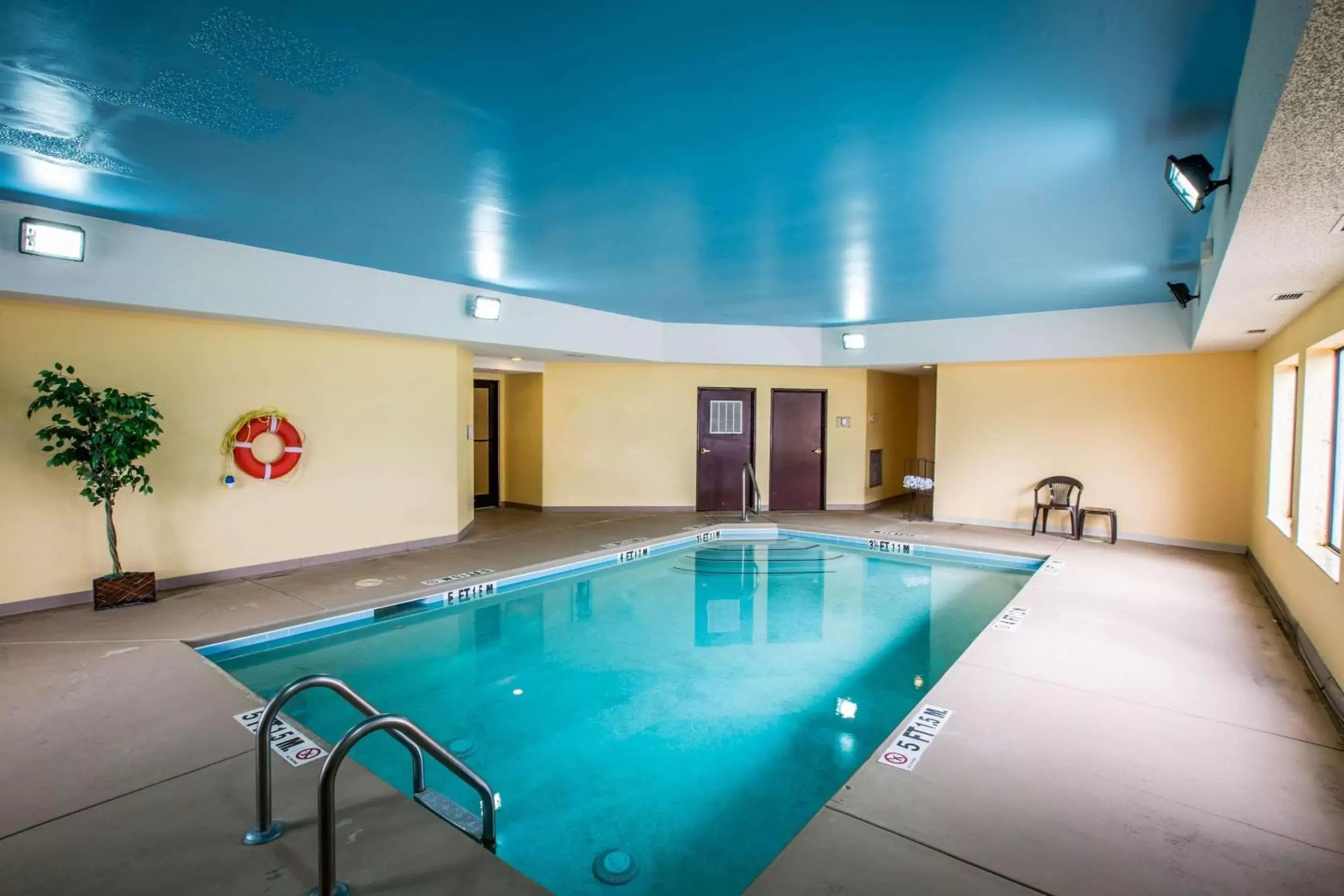 Swimming Pool in Quality Inn