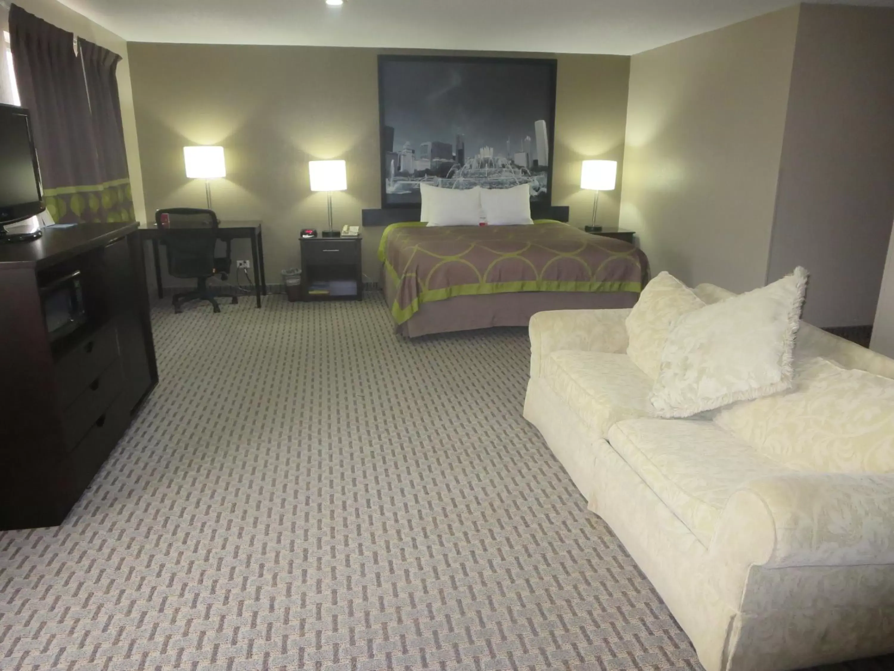 Bedroom, Bed in Super 8 by Wyndham Mundelein/Libertyville Area