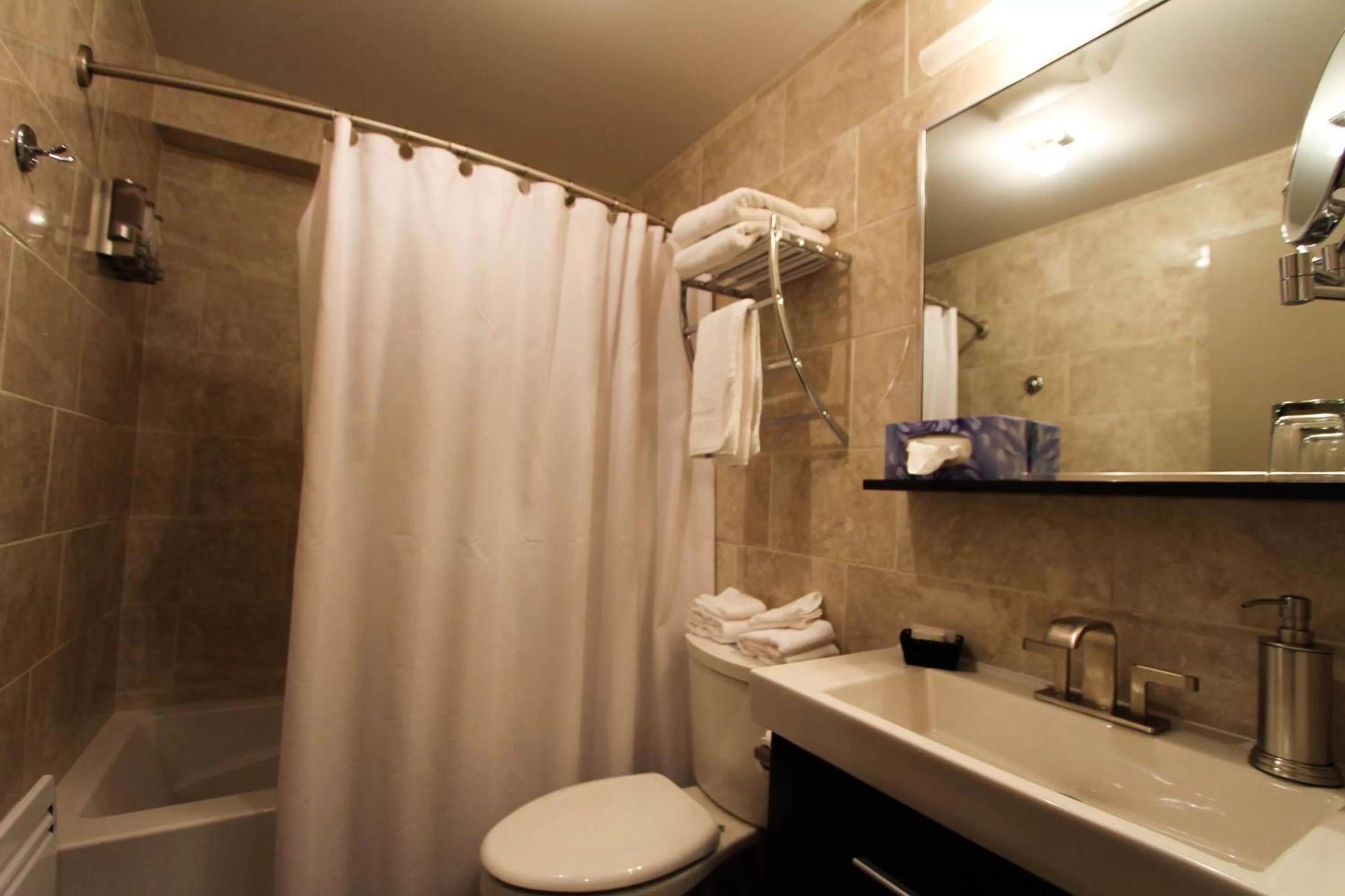 Bathroom in Hôtel Saint-Germain Rimouski