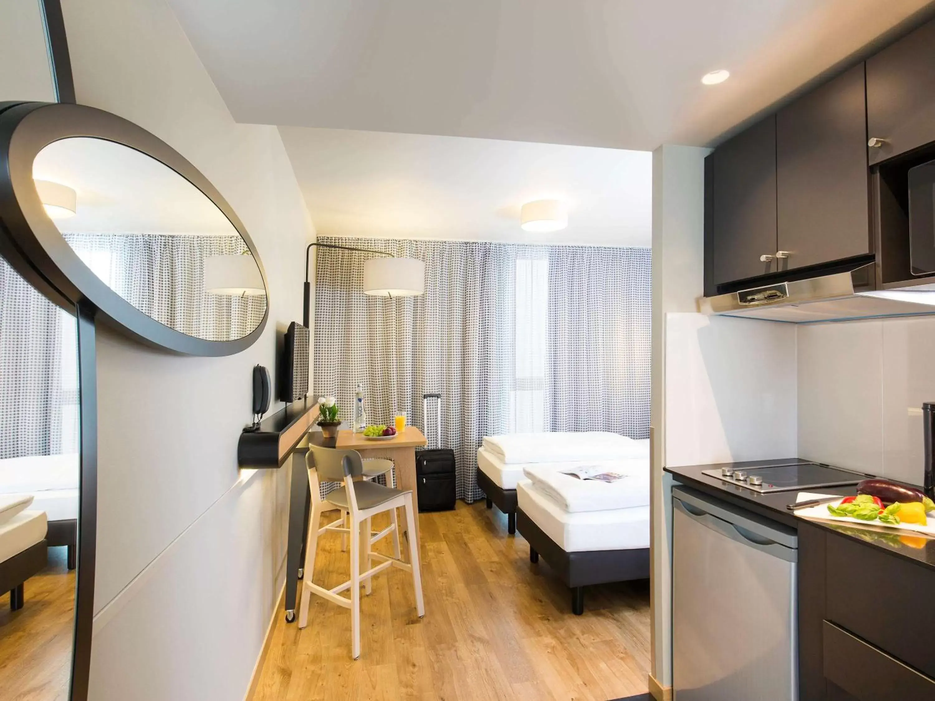 Photo of the whole room, Kitchen/Kitchenette in Aparthotel Adagio access München City Olympiapark
