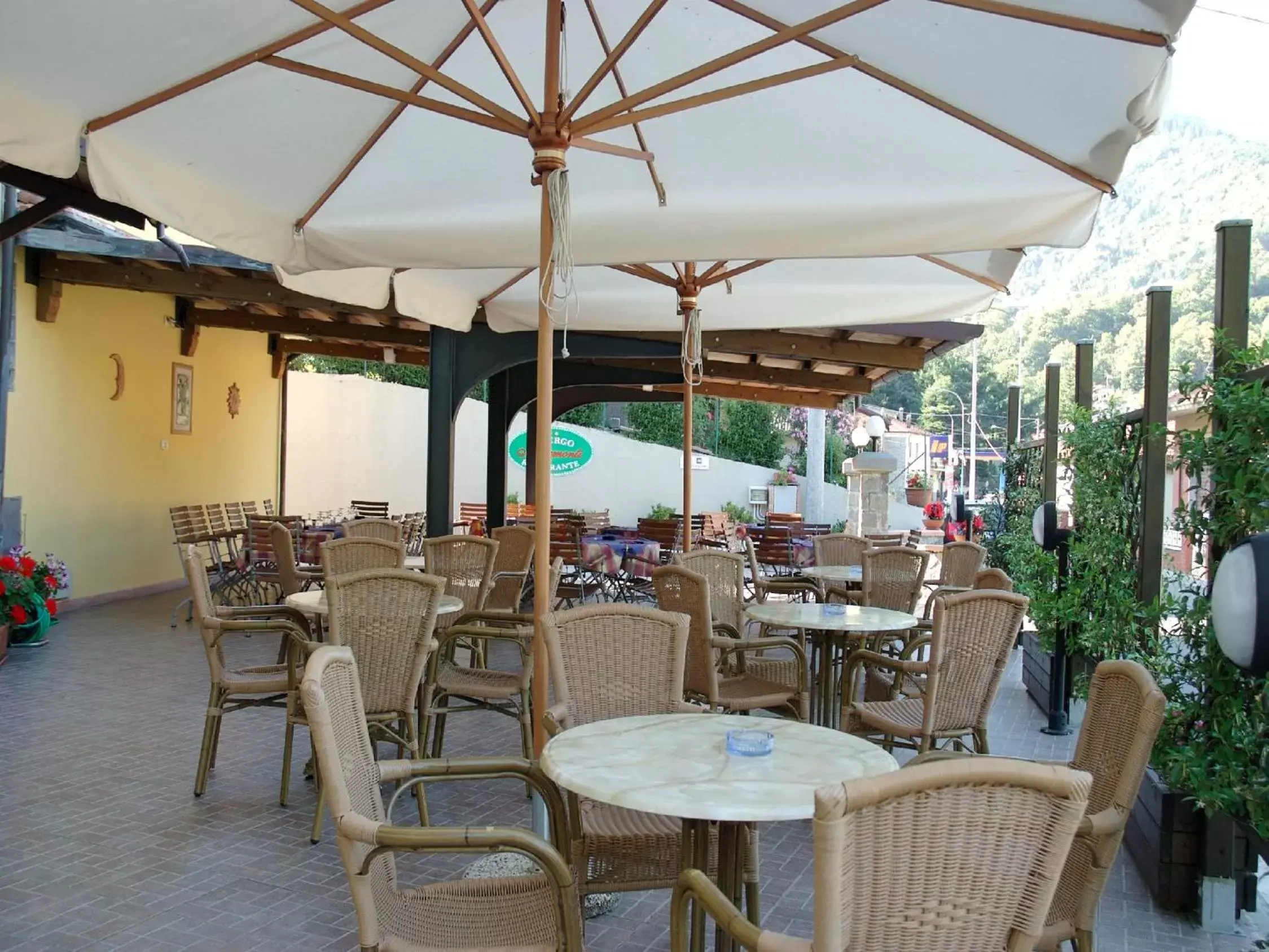 Restaurant/Places to Eat in Albergo Miramonti