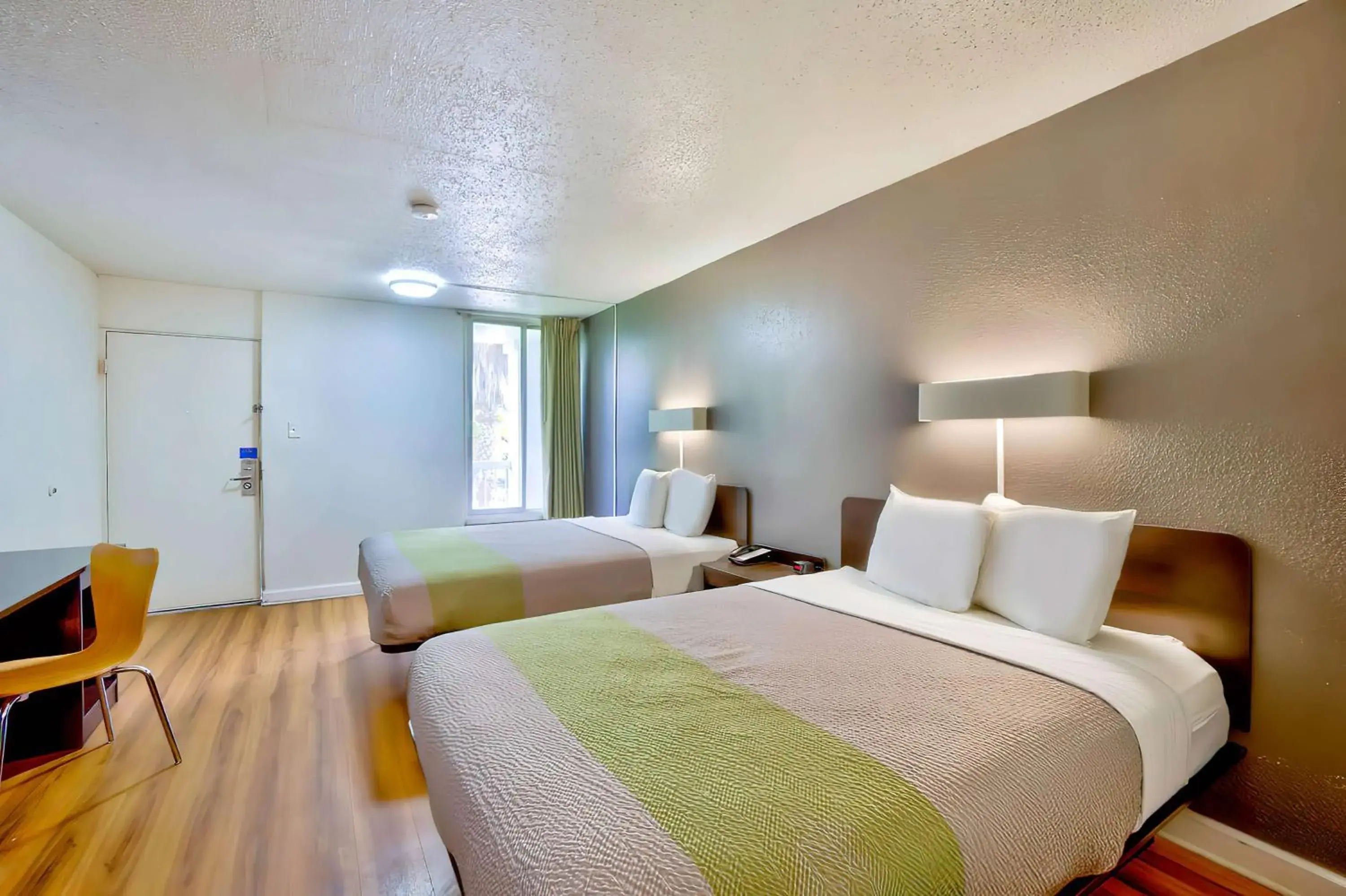 Bedroom, Bed in Studio 6 Gainesville, Fl Bedroom, Bed in Studio 6 Gainesville, Fl