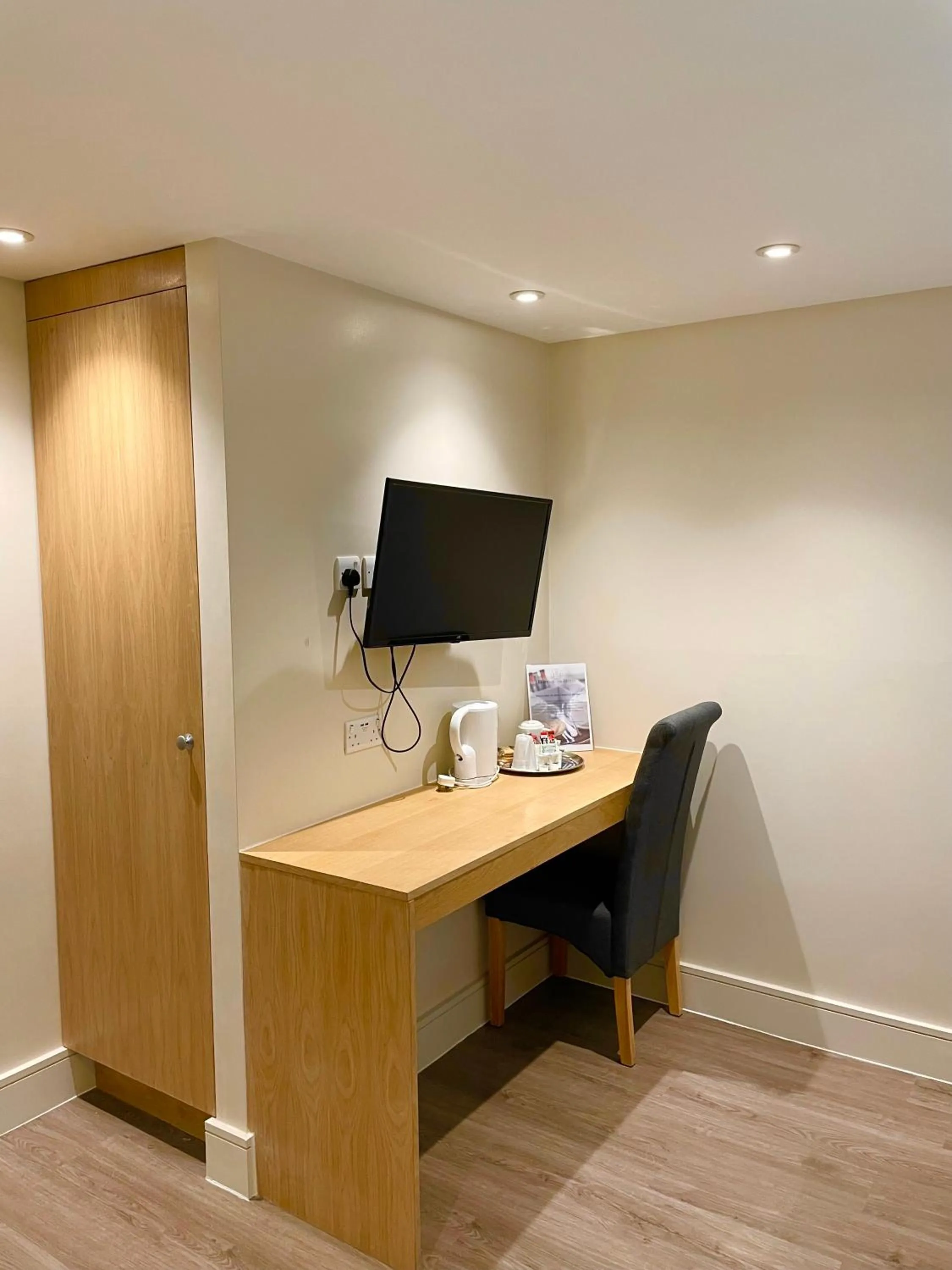 TV and multimedia in Holtwhites Hotel