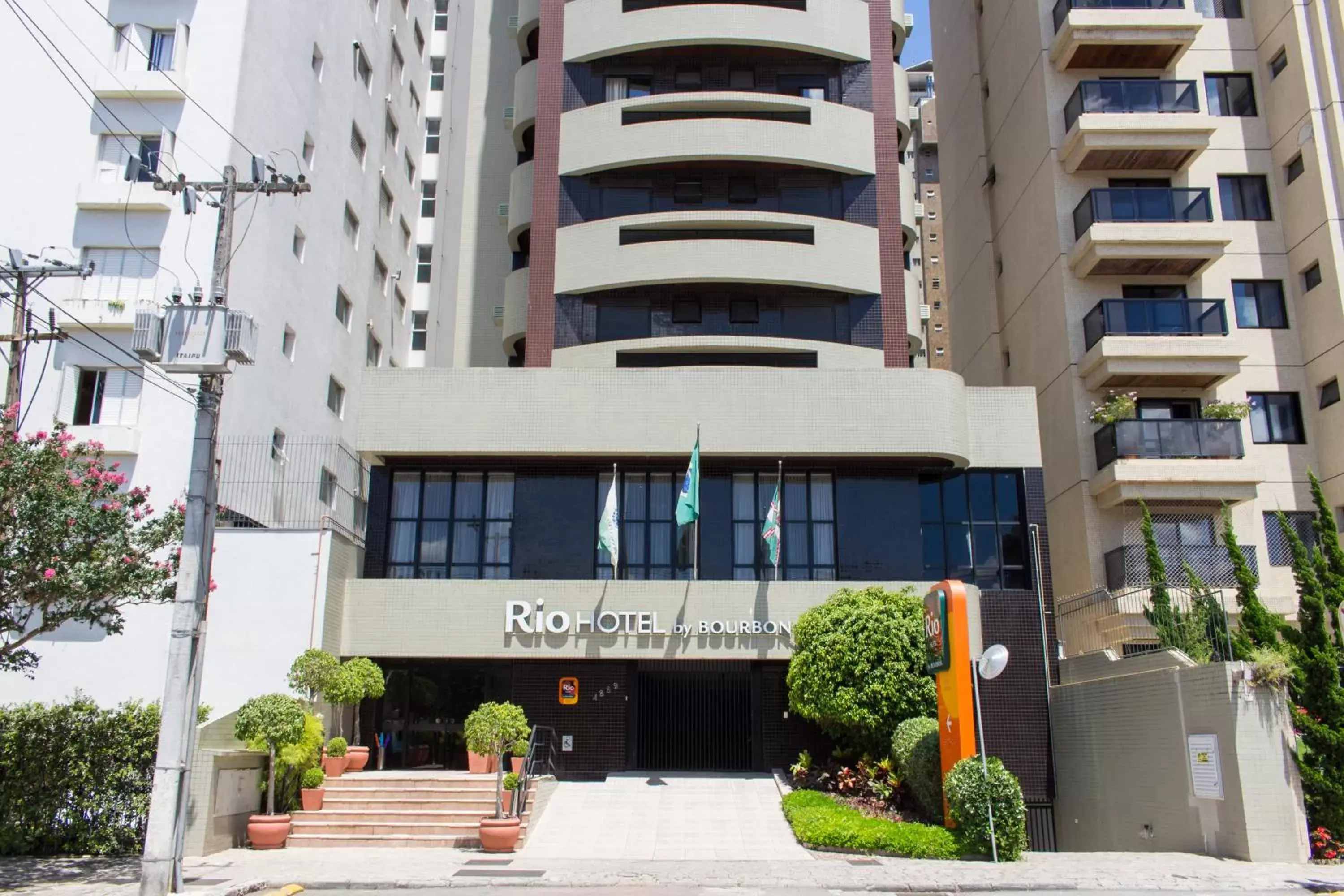 Facade/entrance, Property Building in Rio Hotel by Bourbon Curitiba Batel