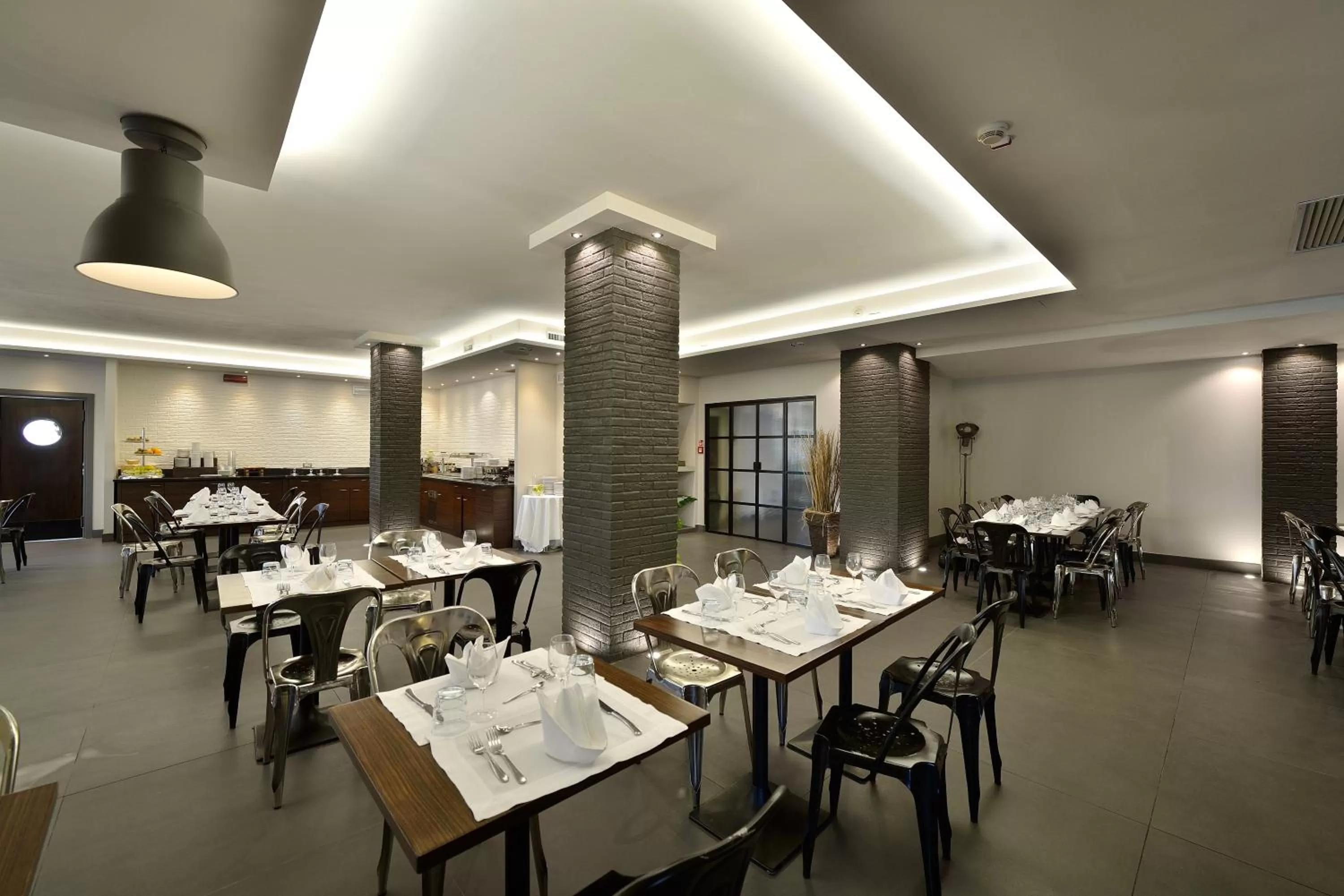 Restaurant/places to eat in La Meridiana Bleisure Hotel
