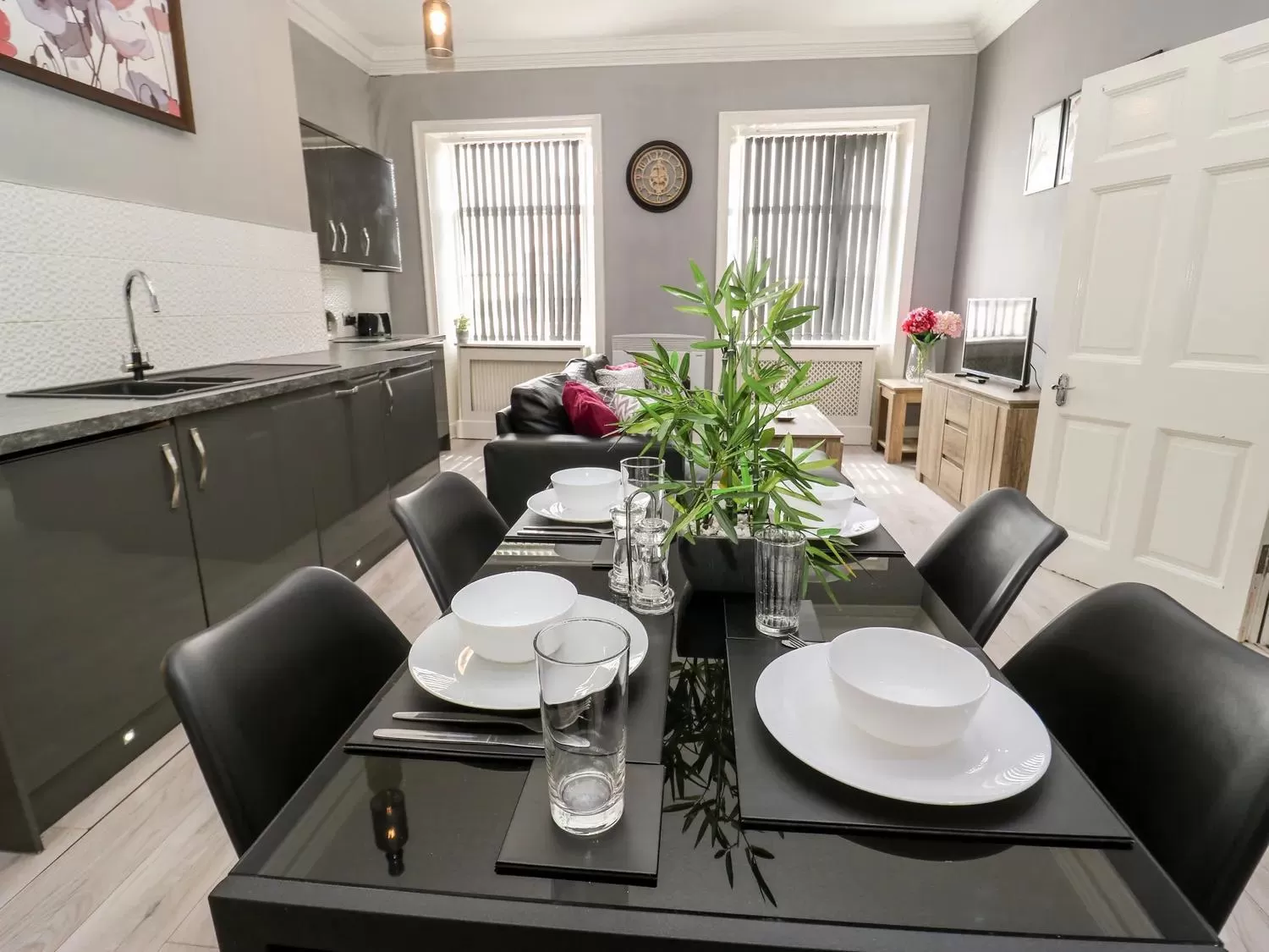 Restaurant/Places to Eat in St John's North Hotel Apartments