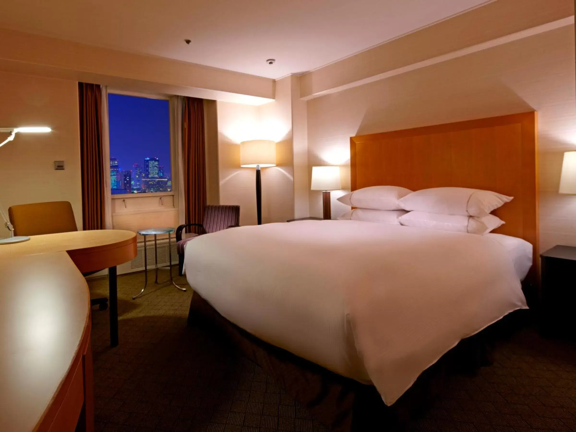 Photo of the whole room, Bed in Sheraton Miyako Hotel Osaka