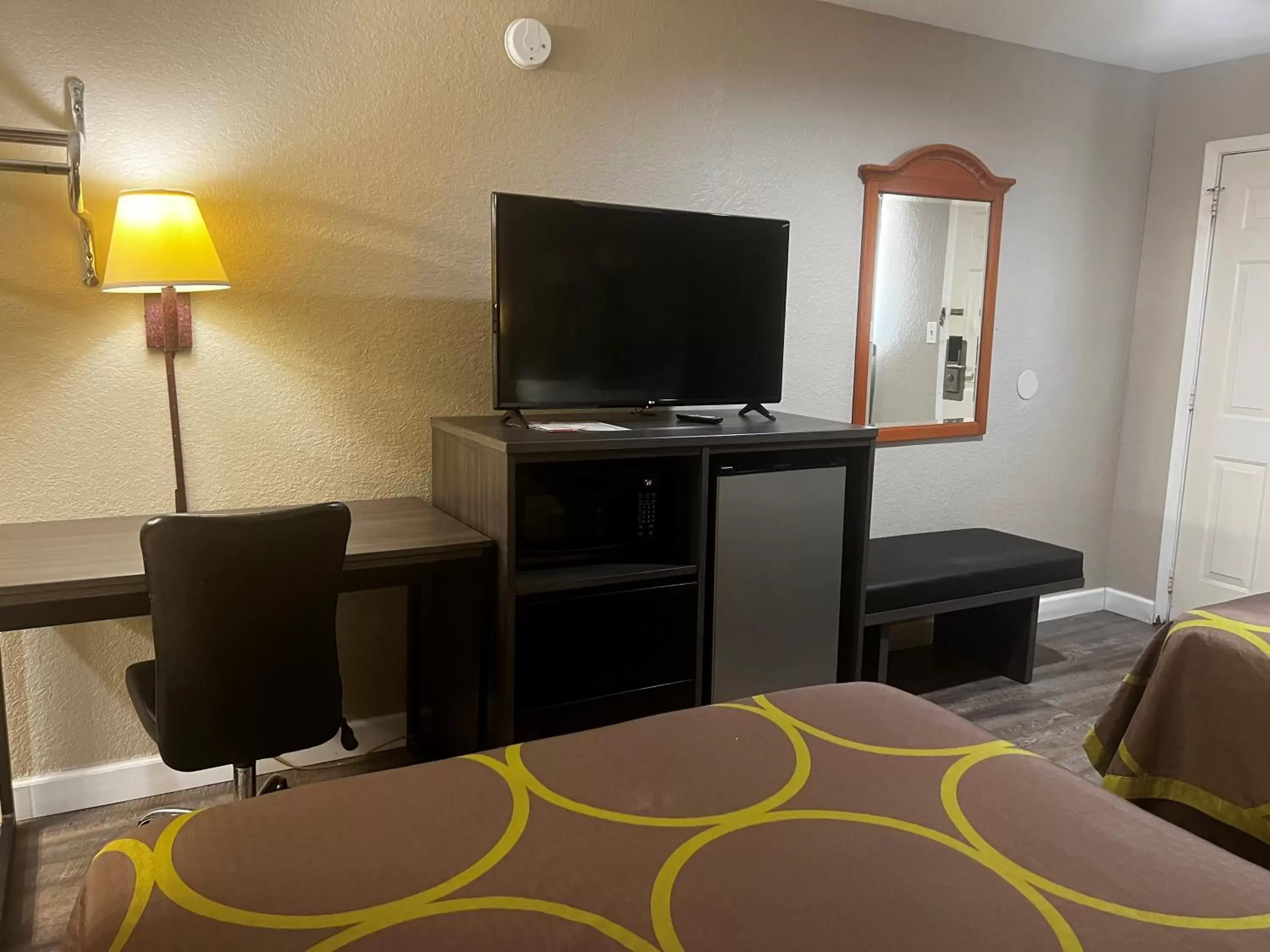 TV and multimedia, TV/Entertainment Center in Super 8 by Wyndham La Marque TX/Texas City Area