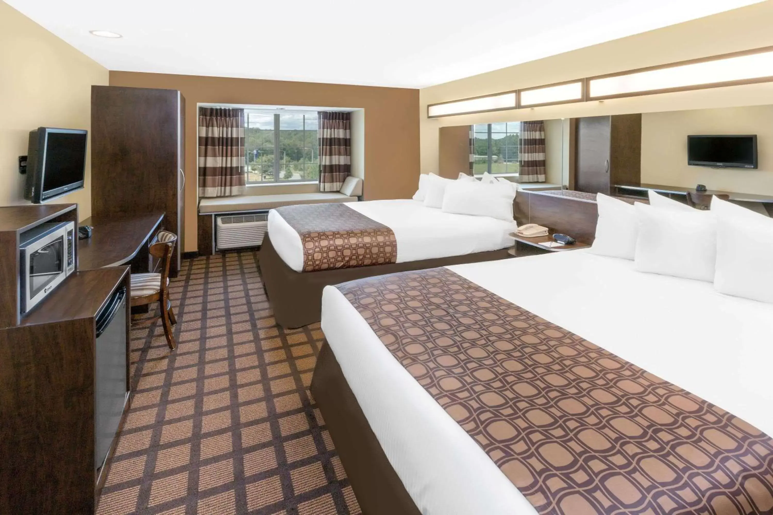 Photo of the whole room, Bed in Microtel Inn & Suites by Wyndham Ozark