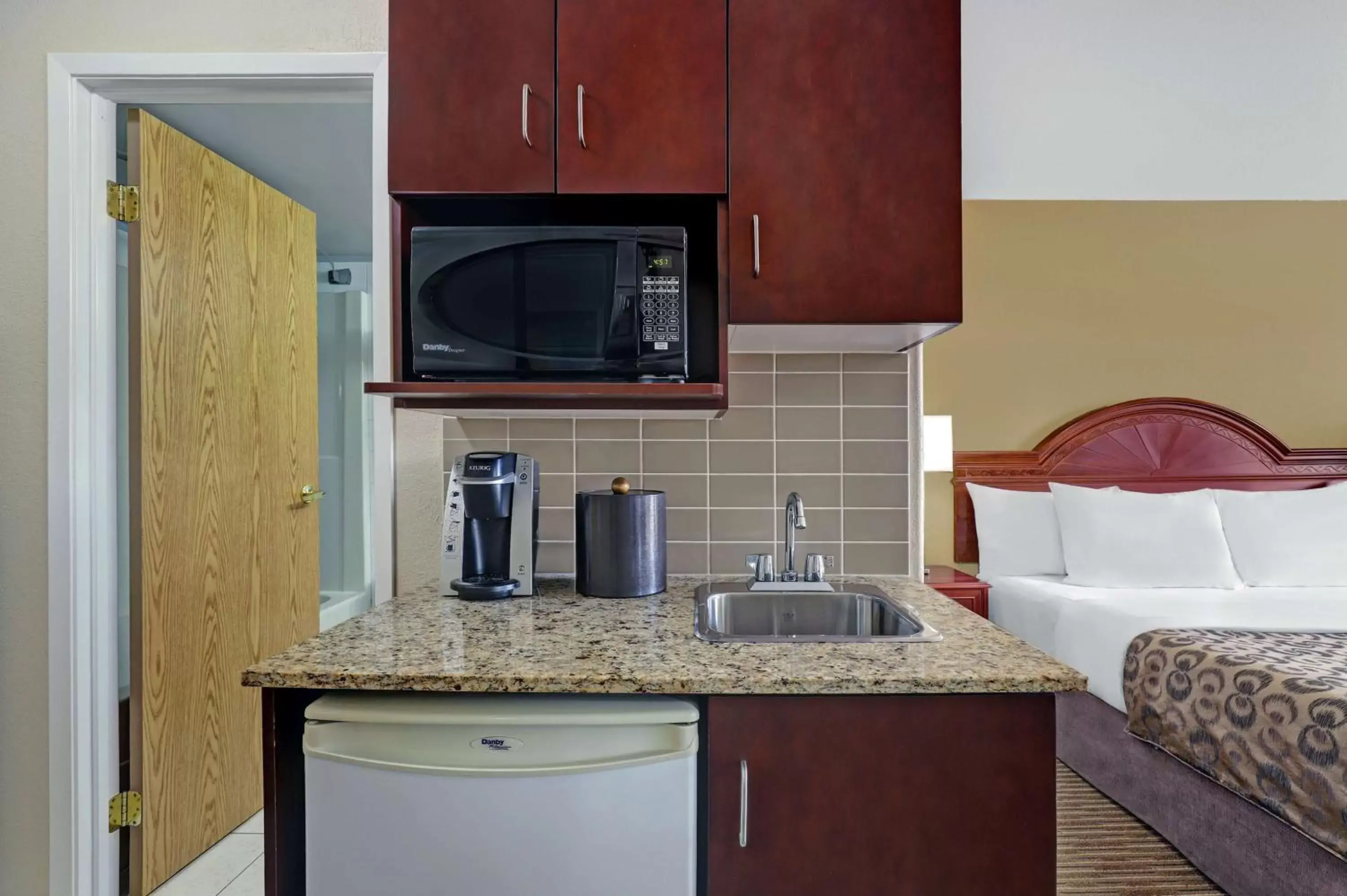 Photo of the whole room, Kitchen/Kitchenette in SureStay Plus Hotel by Best Western Drumheller