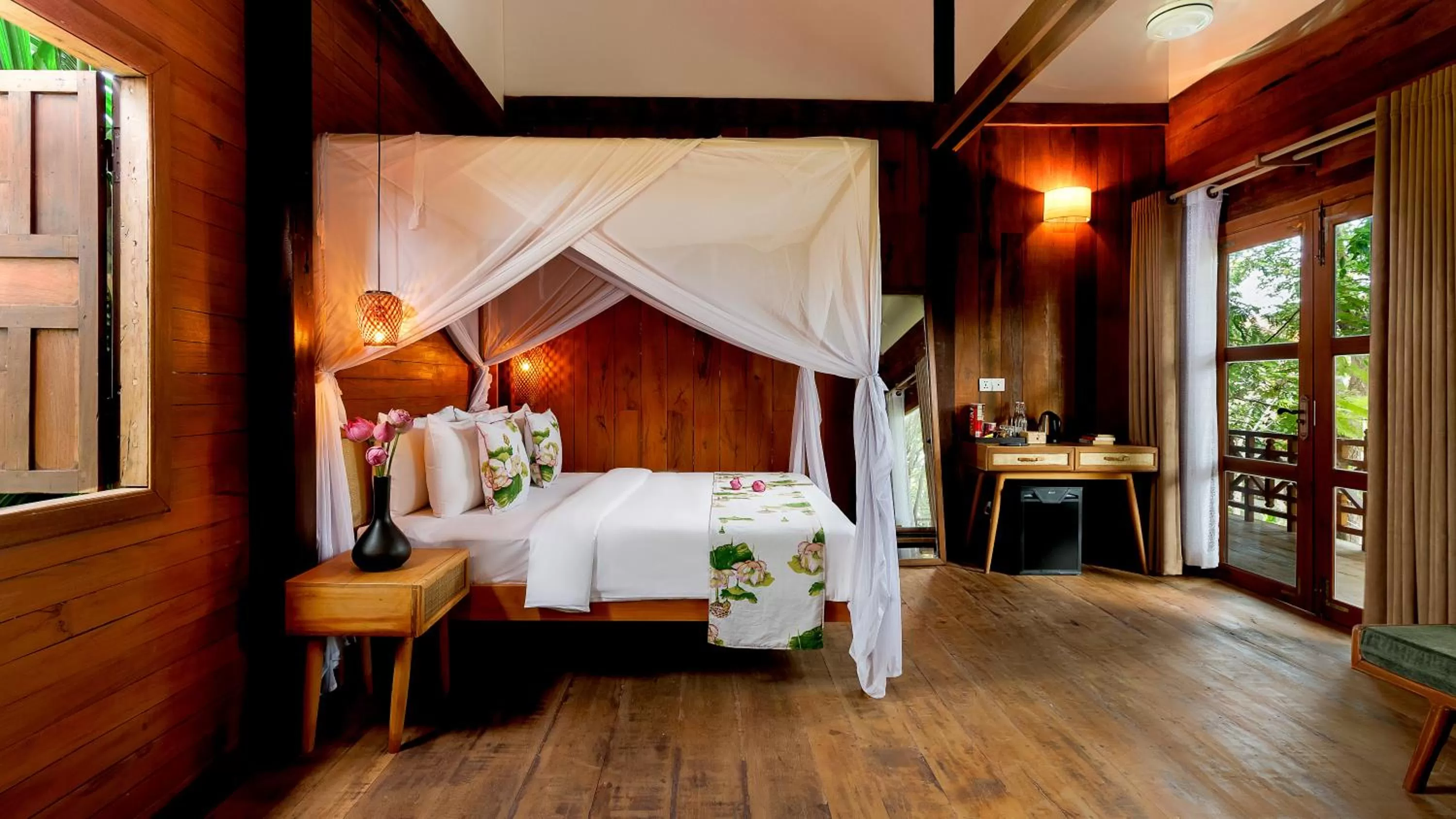 Bed in Dontrei Villa Angkor