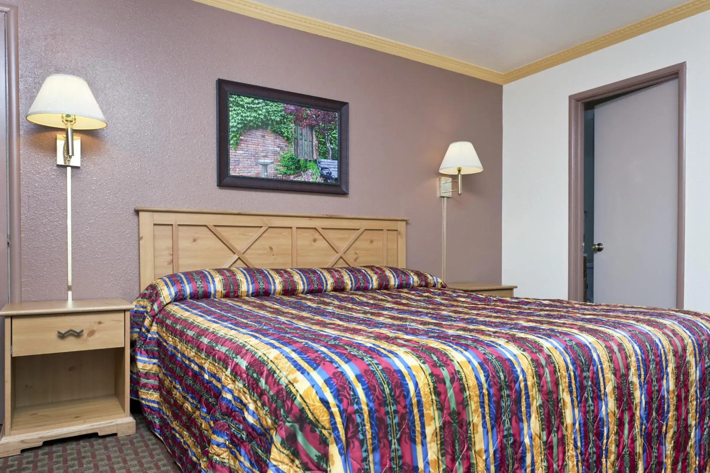 Bedroom, Bed in National 9 Inn - Placerville