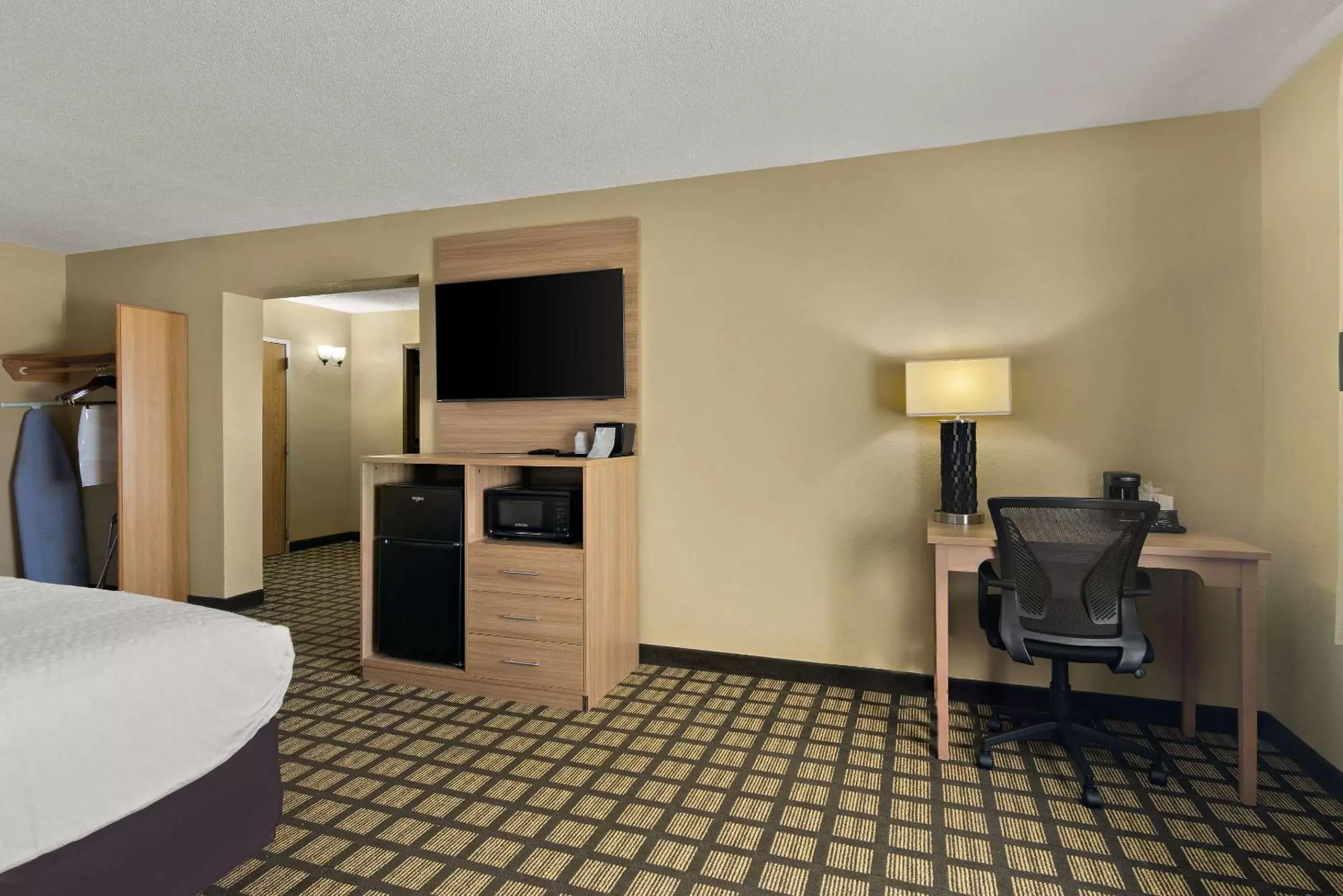 Bedroom, TV/Entertainment Center in Rodeway Inn Bloomington - Normal near I-55 and University