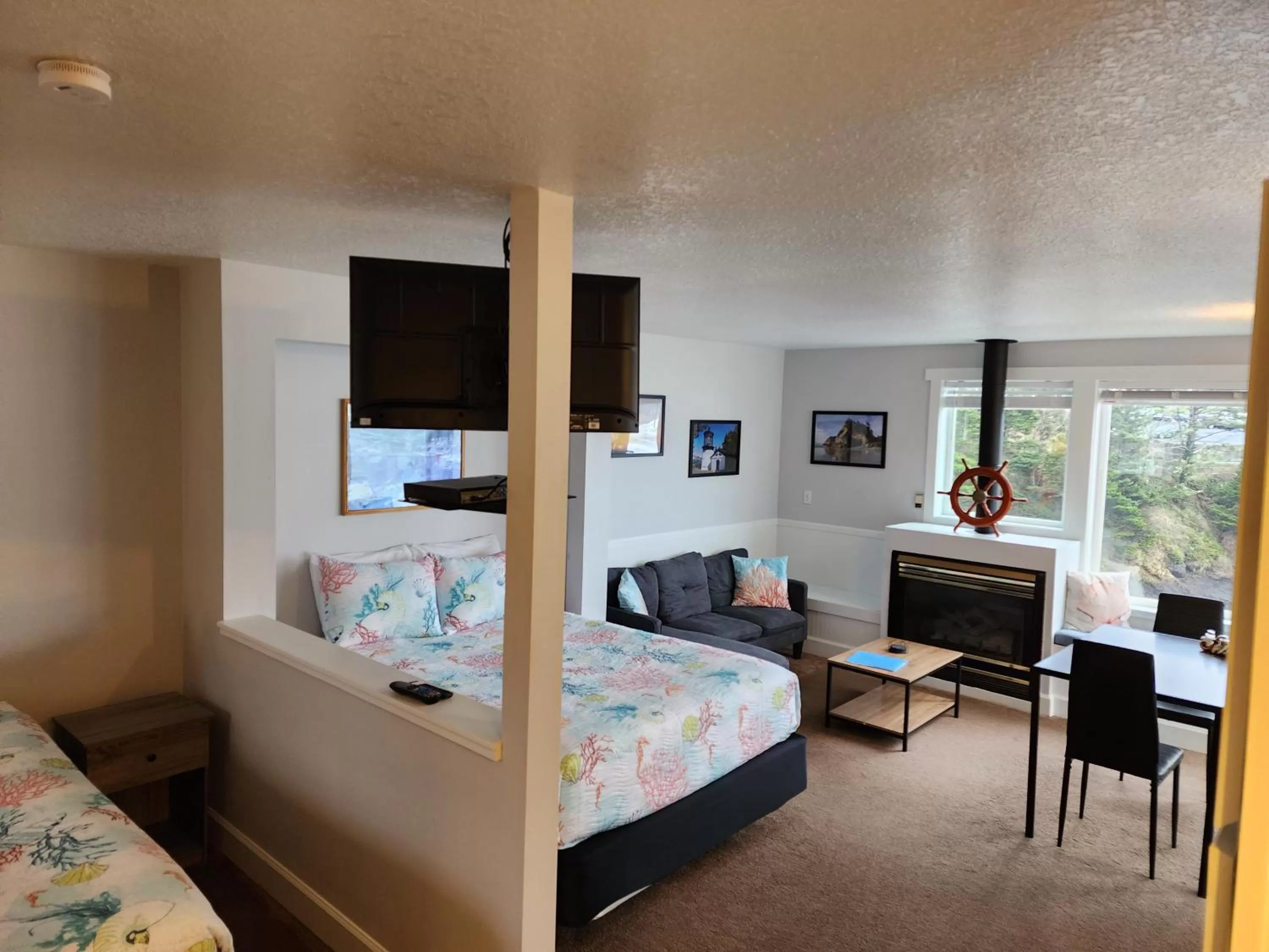 Bed in Inn at Arch Rock