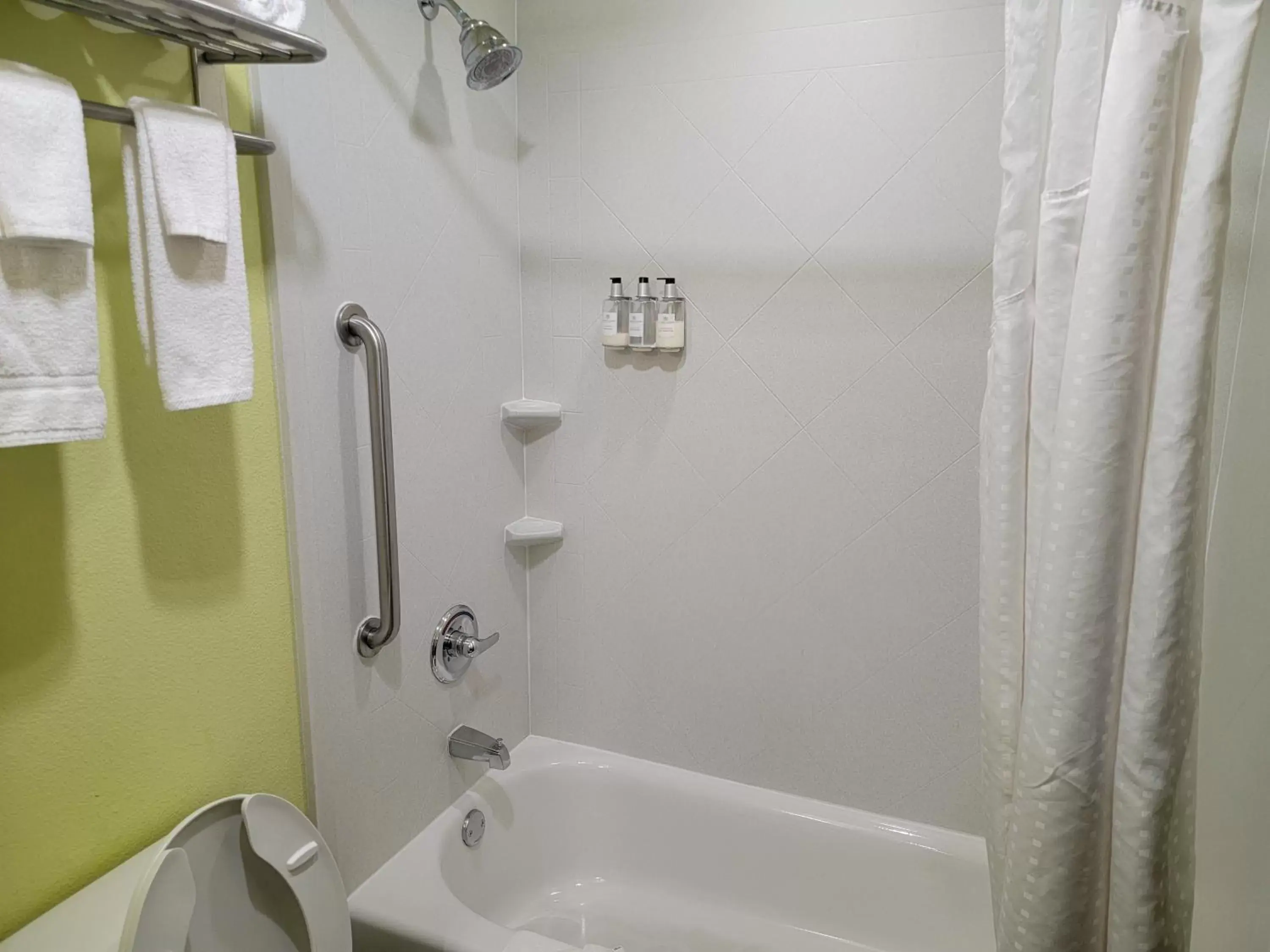 Photo of the whole room, Bathroom in Holiday Inn Garland, an IHG Hotel