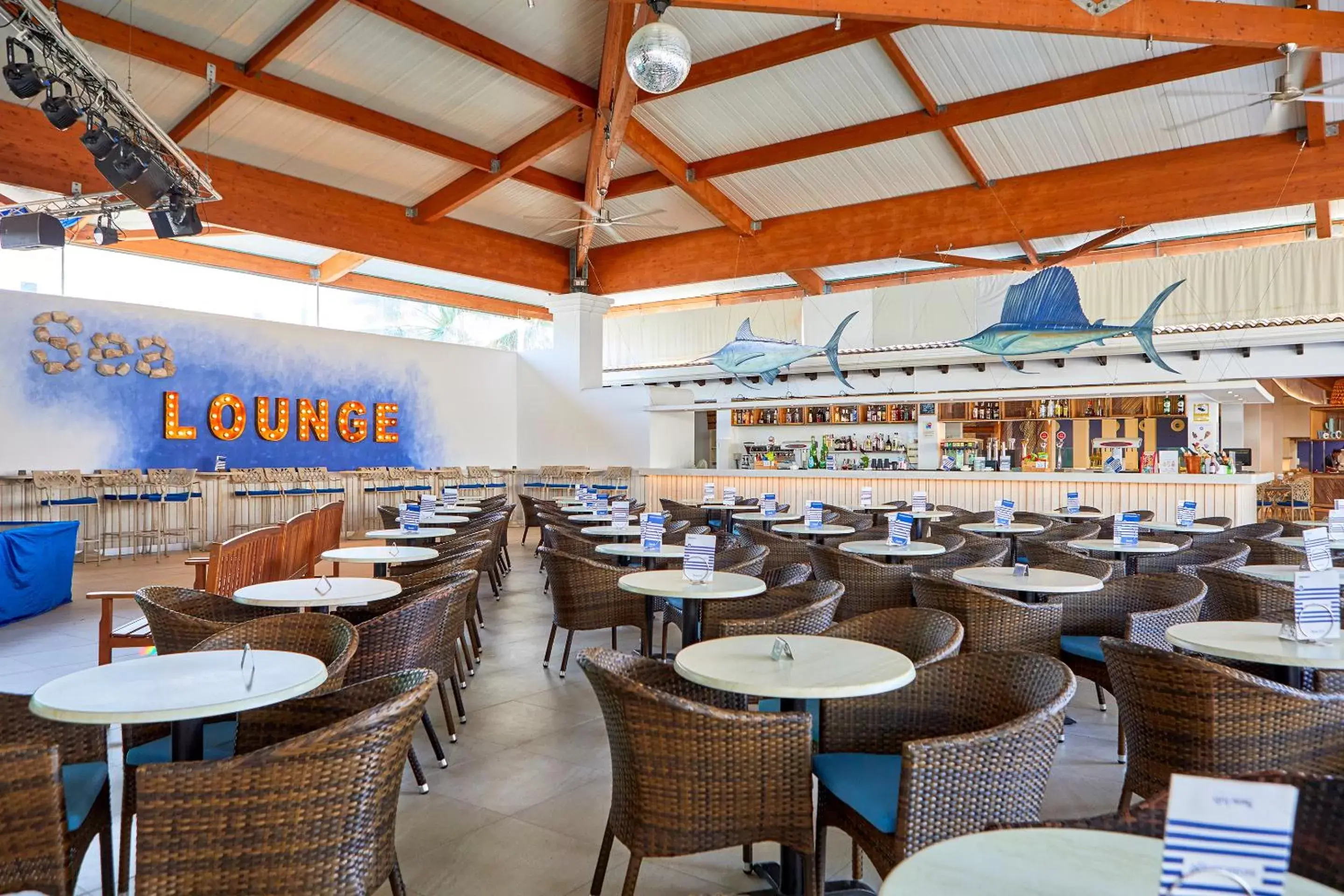 Lounge or bar, Restaurant/Places to Eat in Seaclub Mediterranean Resort