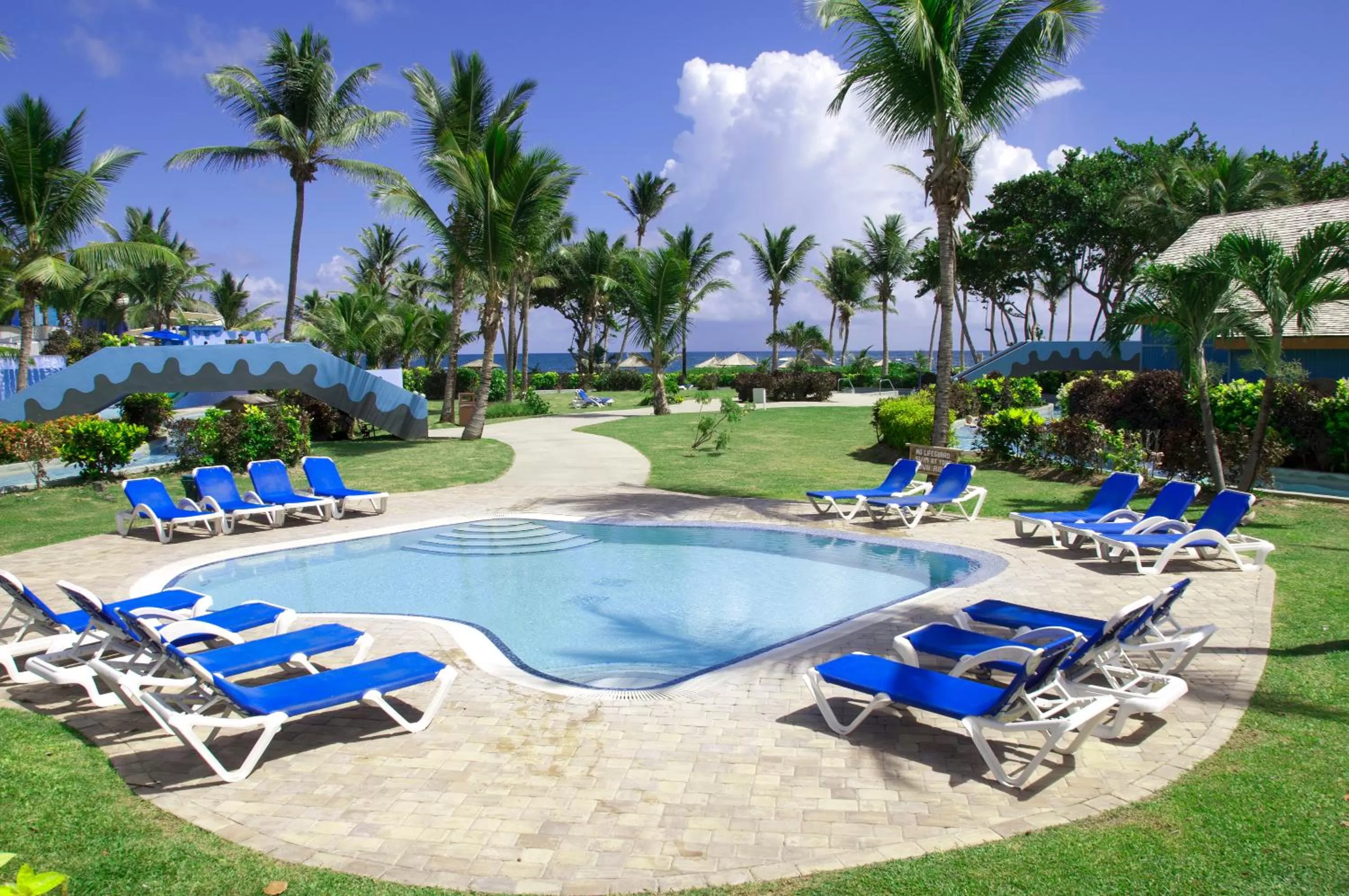 Swimming pool in Coconut Bay Beach Resort & Spa All Inclusive