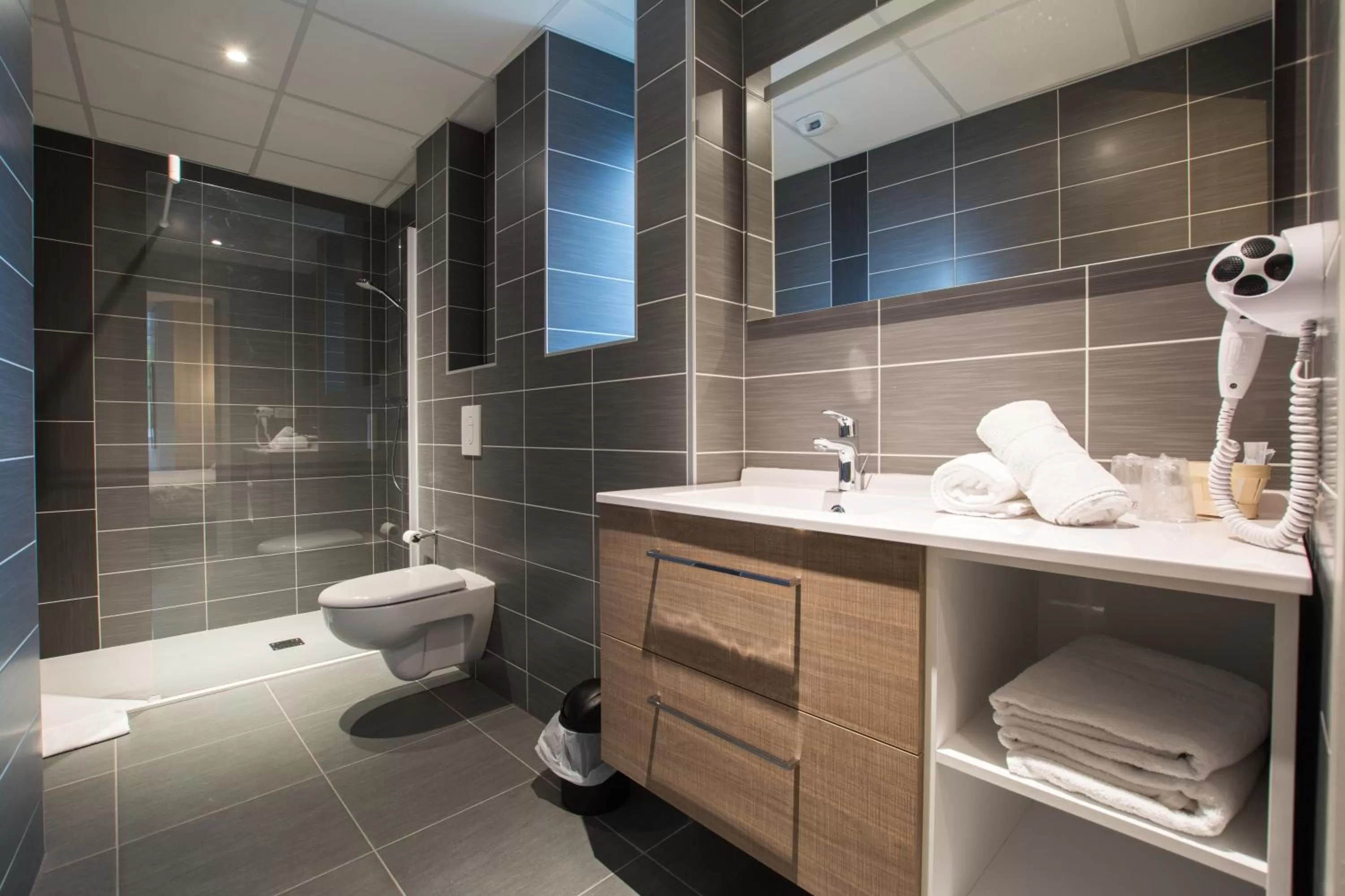 Bathroom in Logis Hôtel-Restaurant Le Commerce