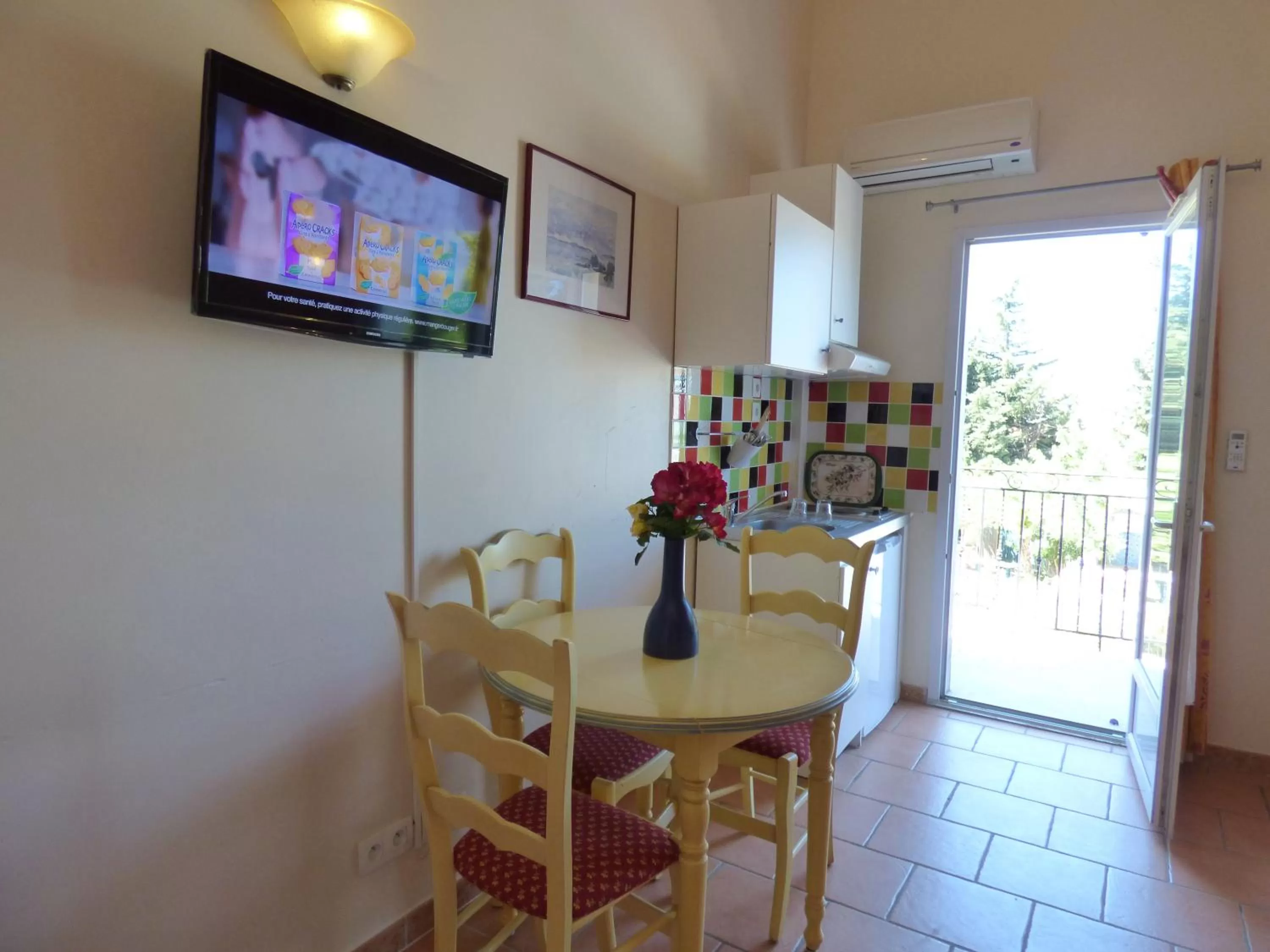 Balcony/Terrace, TV/Entertainment Center in Appart'Hotel Festival Sud Aqua - Avignon TGV