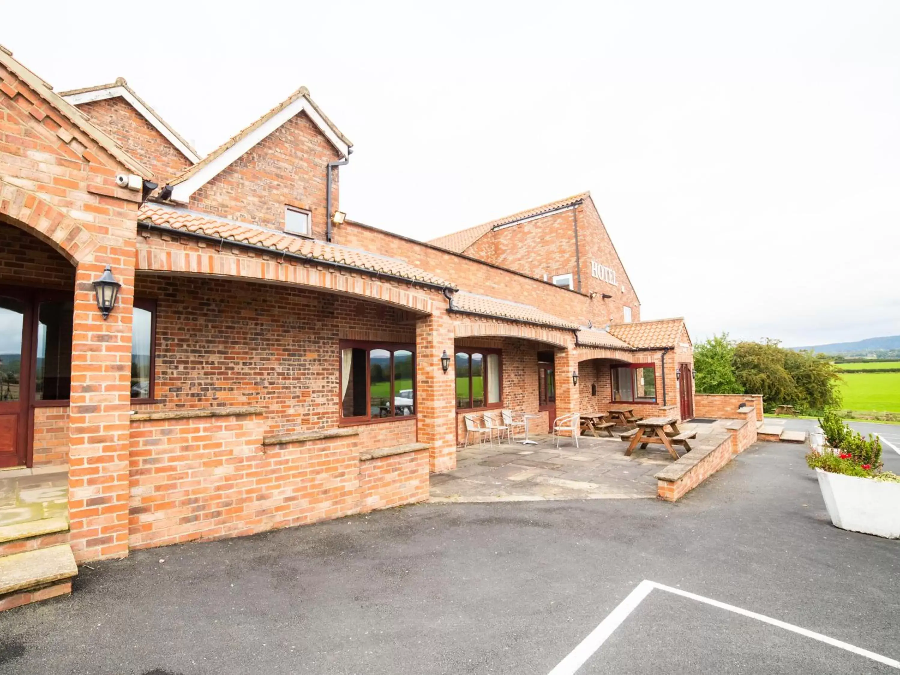 Facade/entrance, Property Building in OYO White Horse Lodge Hotel, East Thirsk