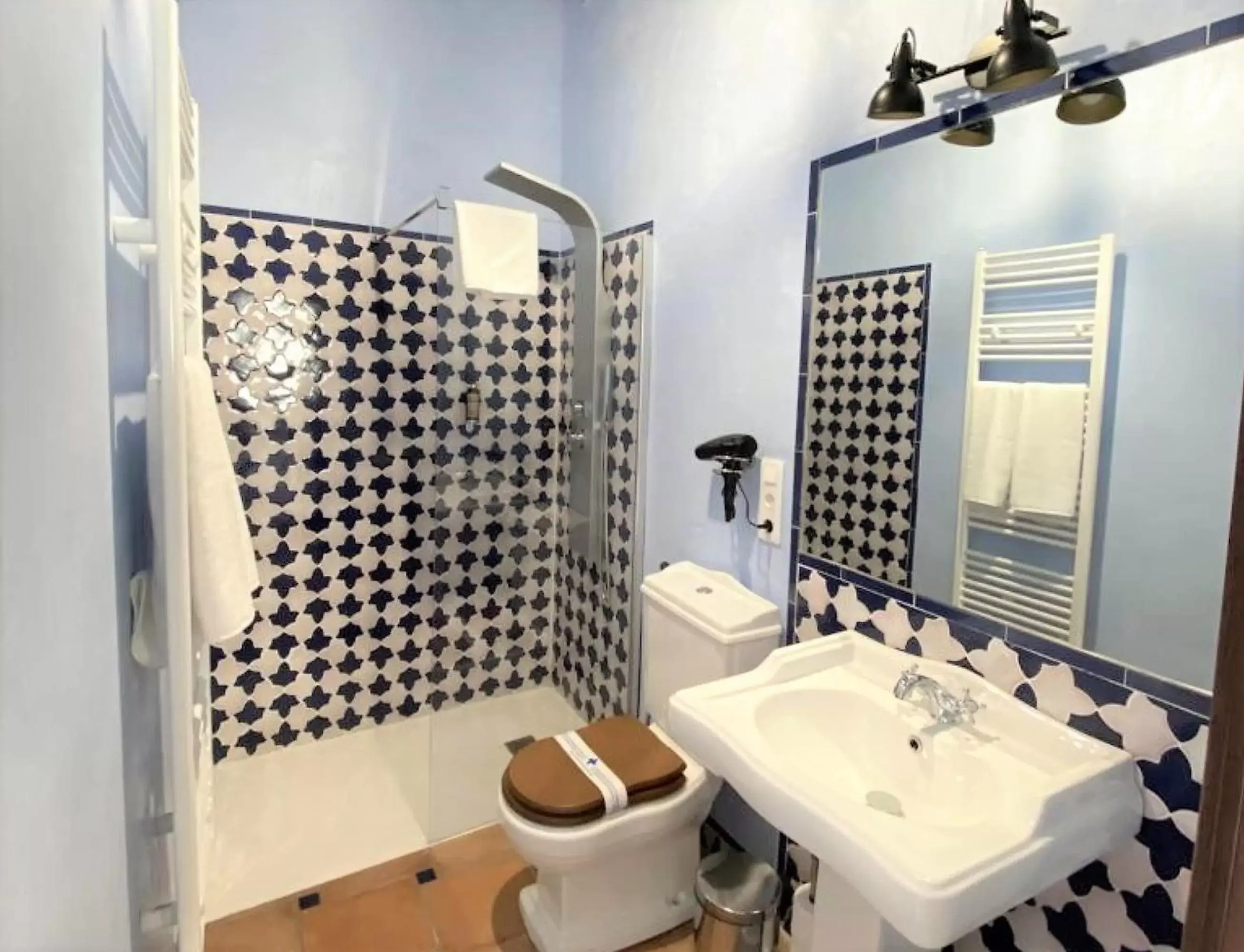 Shower, Bathroom in SUITES CASA DE LAS COLUMNAS