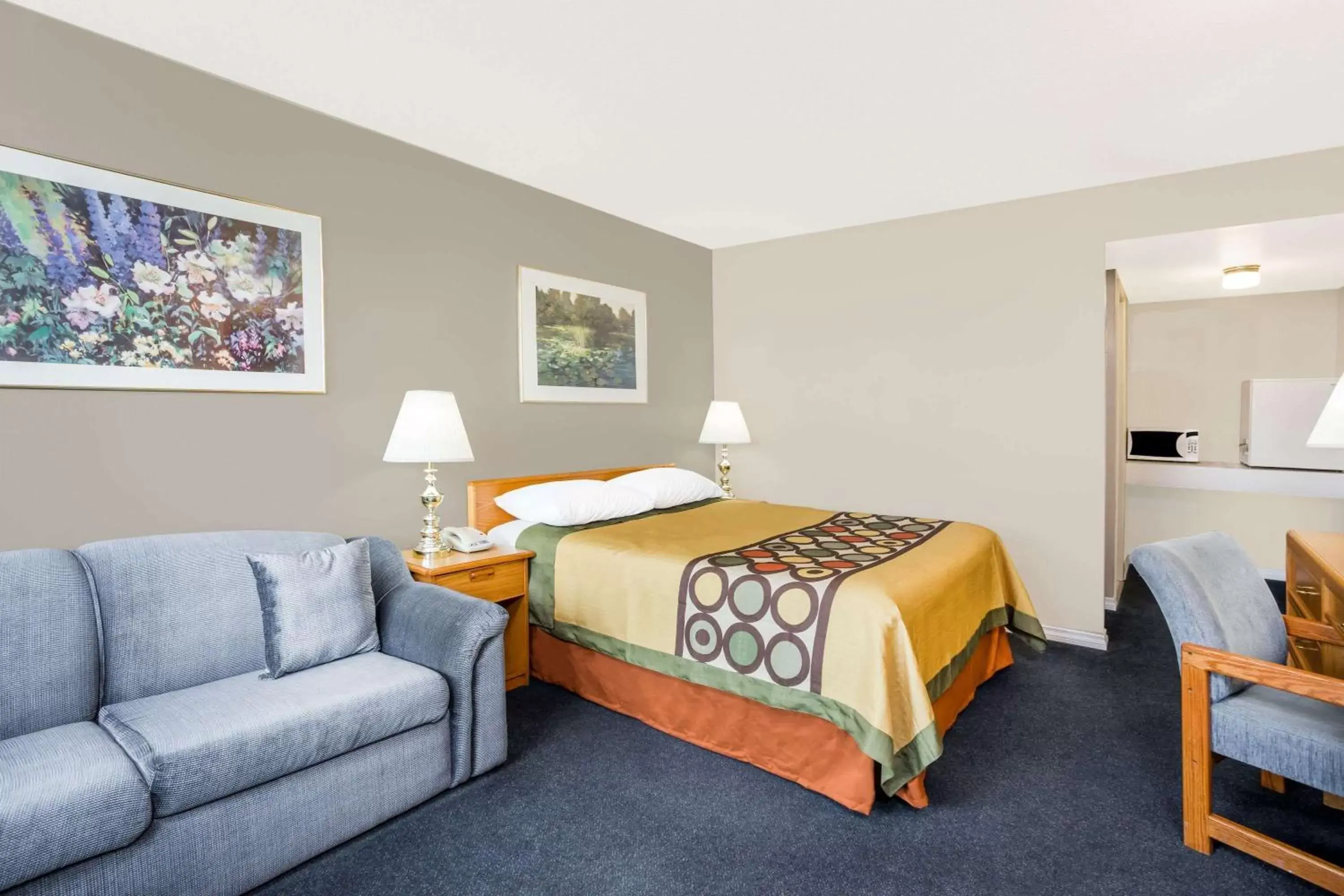 Photo of the whole room, Bed in Super 8 by Wyndham Quesnel BC