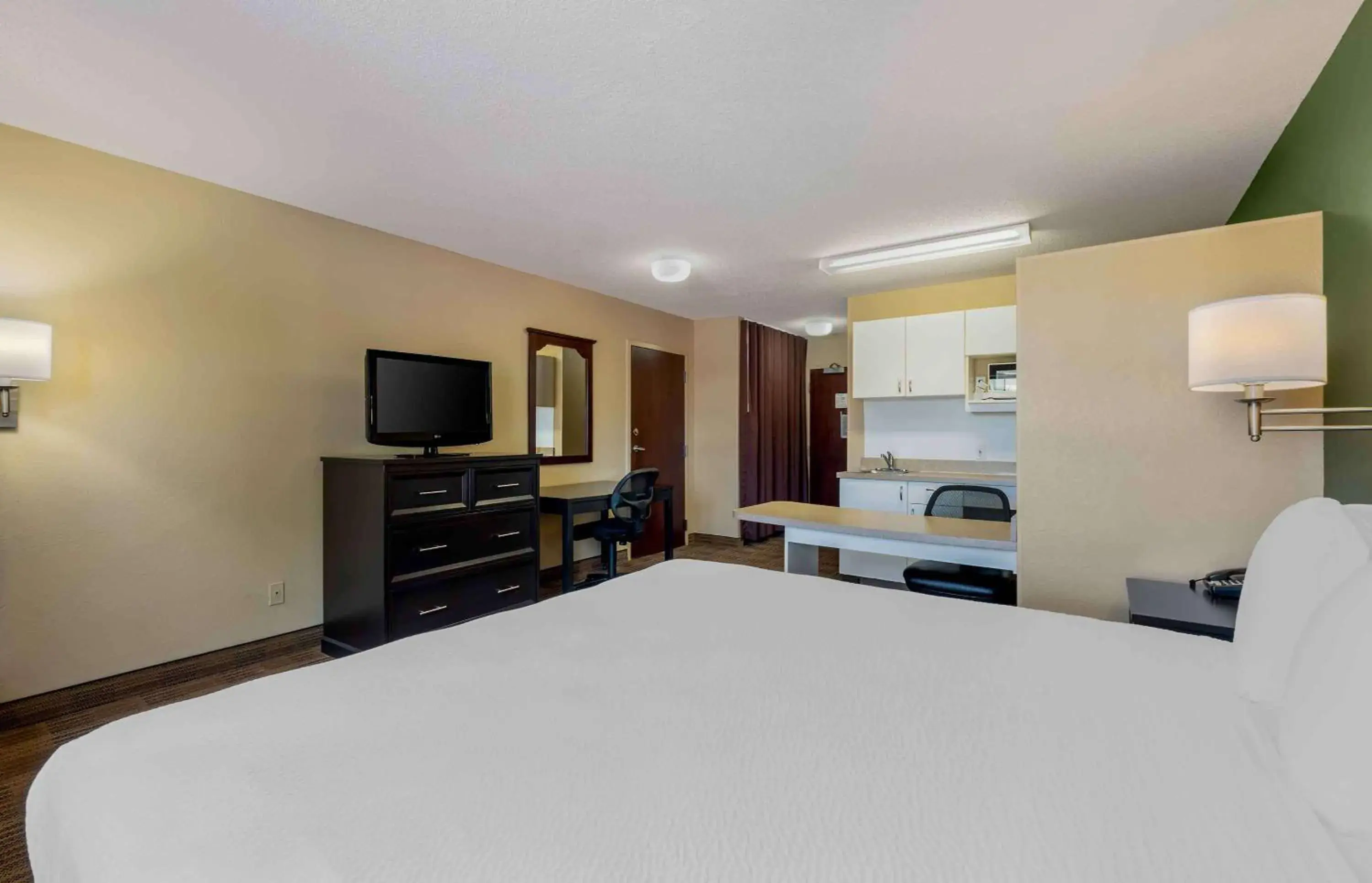 Bedroom, TV/Entertainment Center in Extended Stay America Suites - Chicago - Gurnee